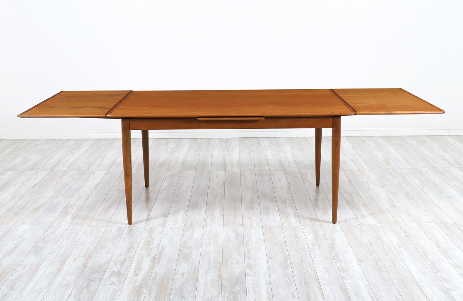 Danish Modern Expanding Draw-Leaf Teak Dining Table by Skovmand & Andersen In Excellent Condition In Los Angeles, CA