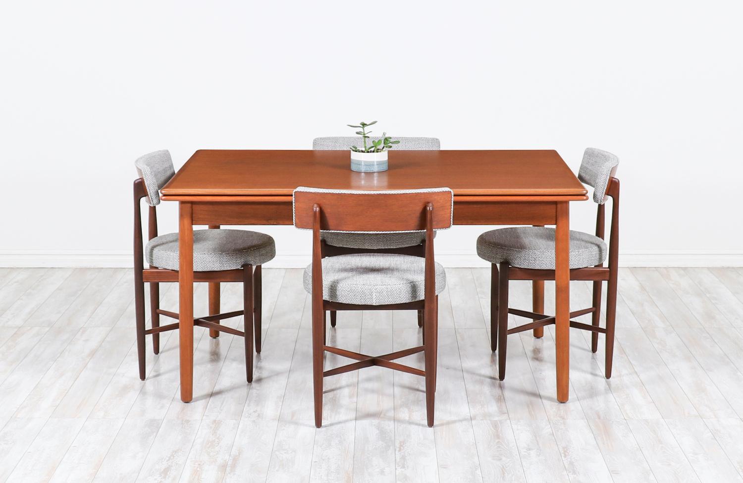 Danish Modern Expanding Draw-Leaf Teak Dining Table In Excellent Condition In Los Angeles, CA