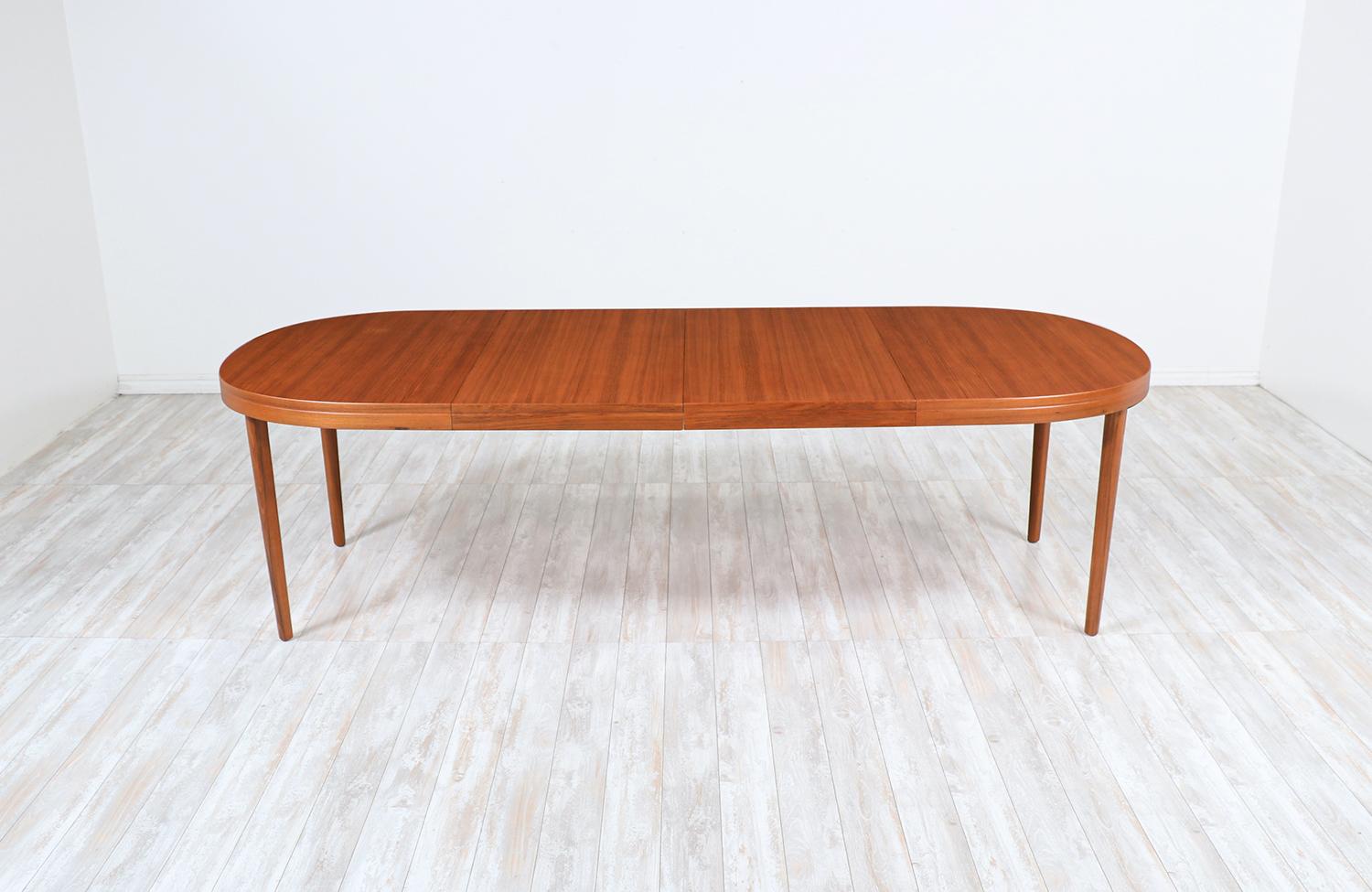 Danish Modern Expanding Oval Teak Dining Table In Excellent Condition In Los Angeles, CA