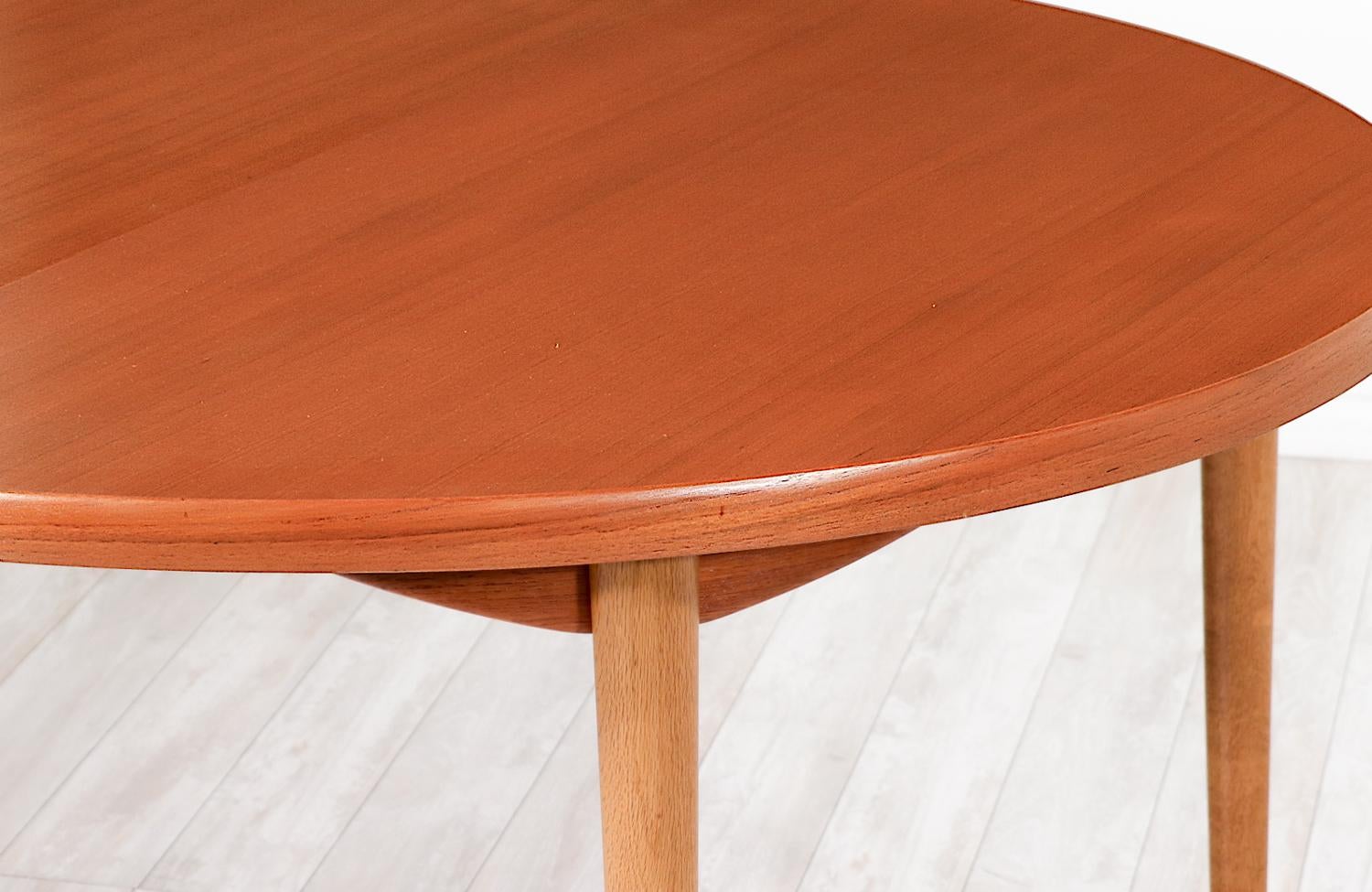 Expertly Restored - Danish.Modern Expanding Oval Teak & Oak Dining Table For Sale 1