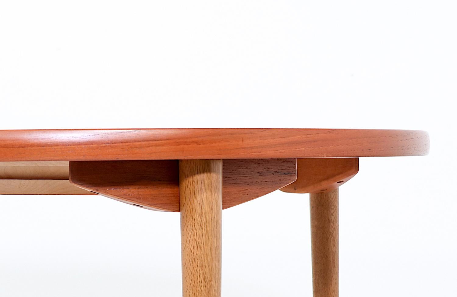 Expertly Restored - Danish.Modern Expanding Oval Teak & Oak Dining Table For Sale 2