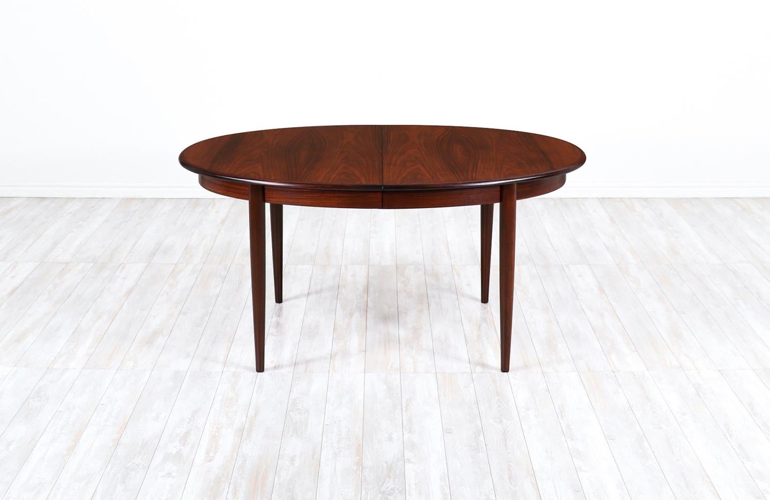 Danish Modern Expanding Rosewood Dining Table by Gudme Møbelfabrik In Excellent Condition In Los Angeles, CA