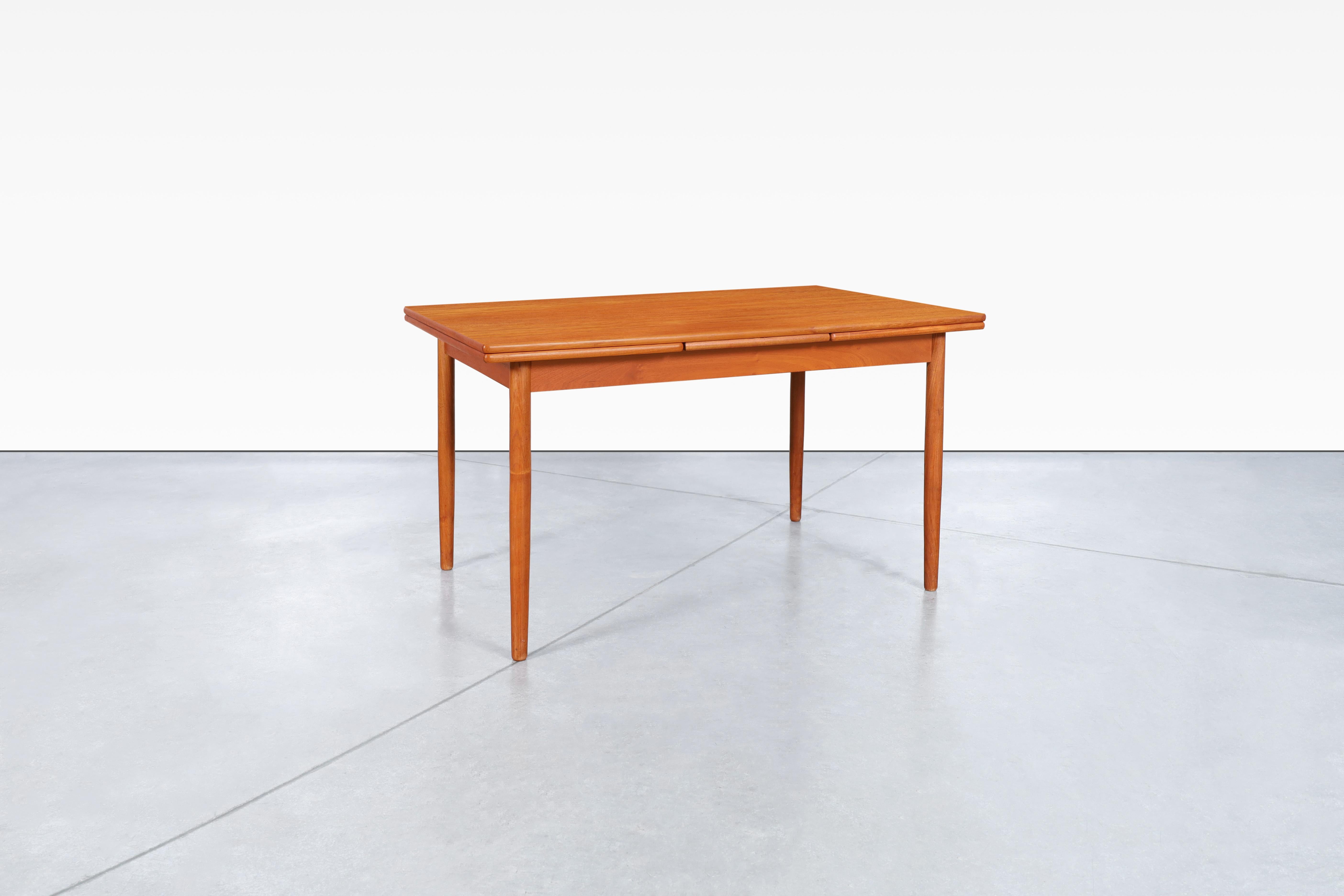 Danish Modern Expanding Teak Dining Table by AM Møble In Good Condition In North Hollywood, CA