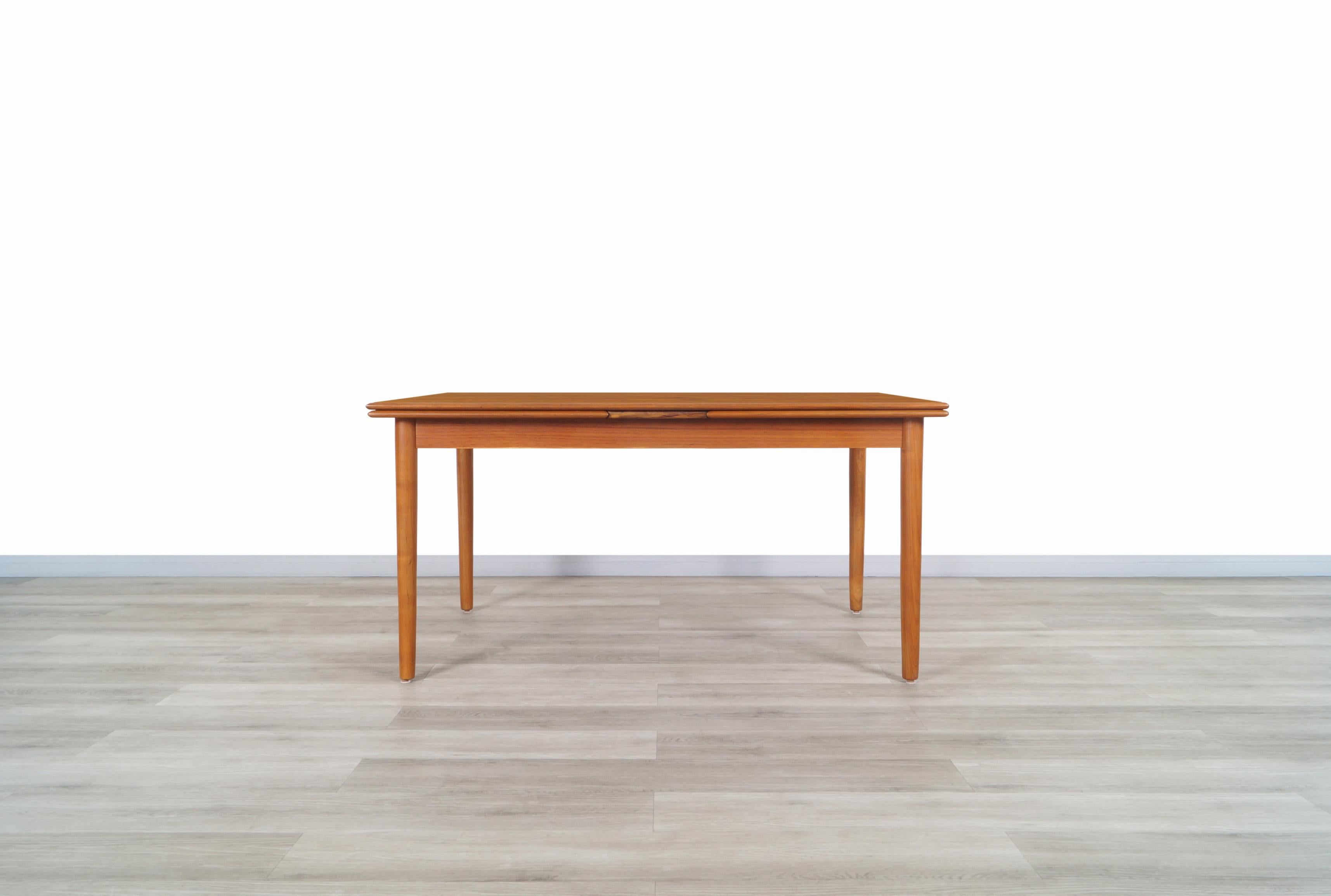 Danish Modern Expanding Teak Dining Table by AM Møbler In Excellent Condition In North Hollywood, CA