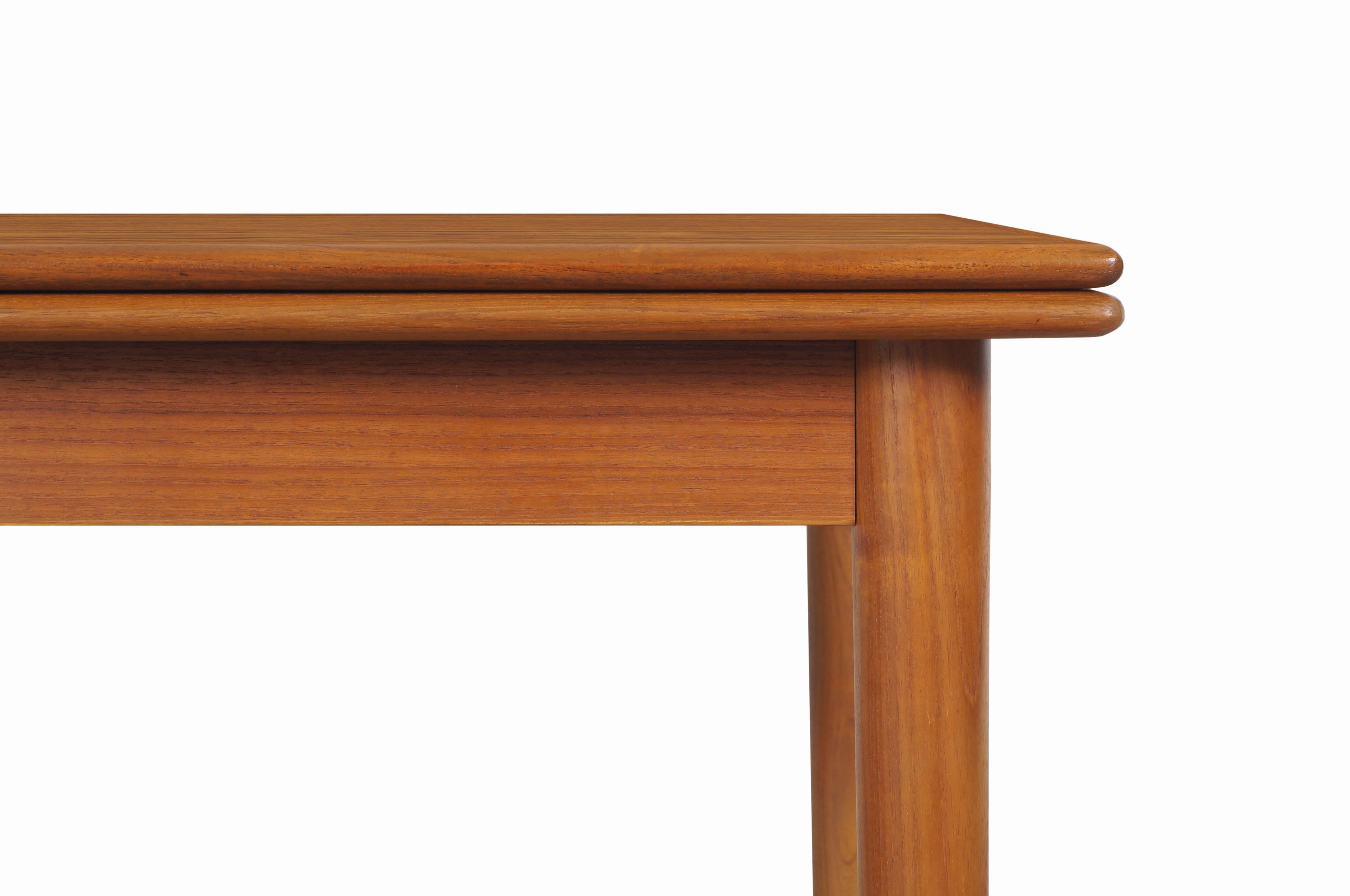 Mid-20th Century Danish Modern Expanding Teak Dining Table by AM Møbler