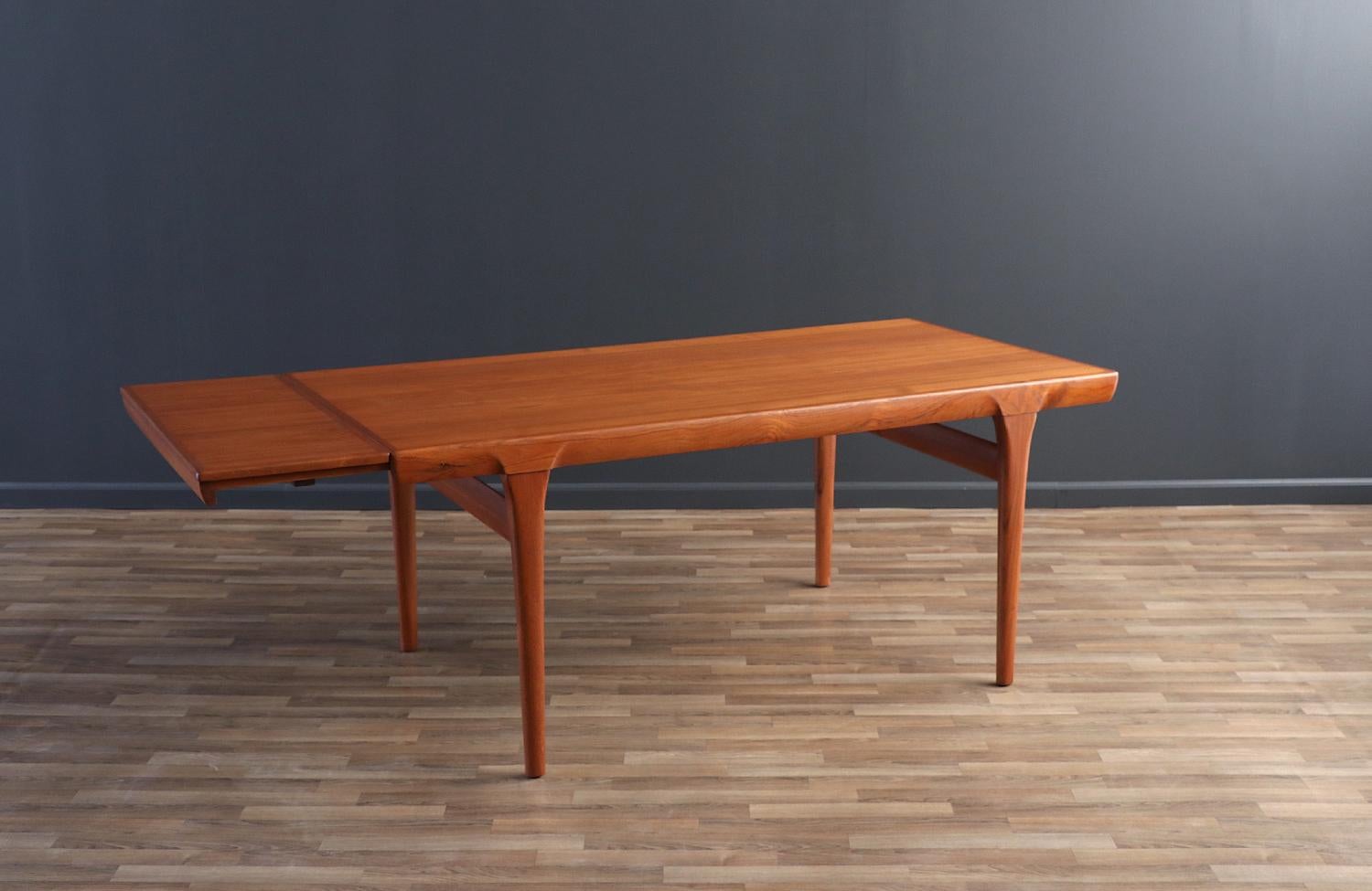Mid-Century Modern Table de salle à manger danoise moderne extensible en teck de Faarup Mobelfabrik en vente