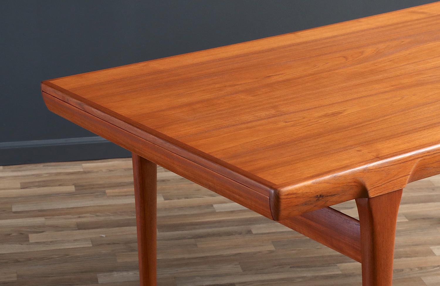 Table de salle à manger danoise moderne extensible en teck de Faarup Mobelfabrik Bon état - En vente à Los Angeles, CA