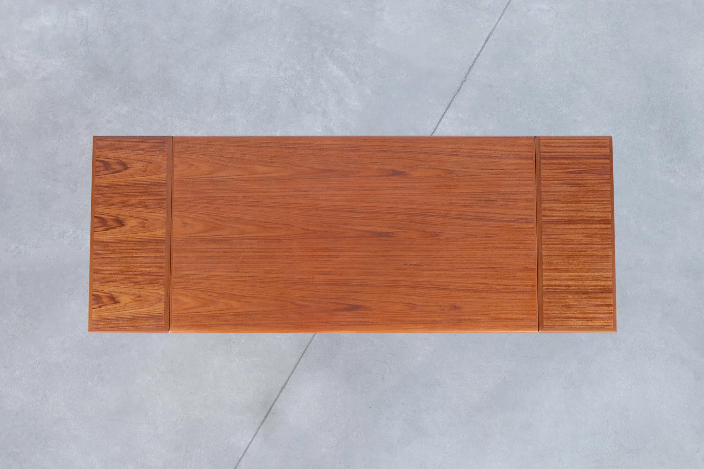 Tavolo da pranzo moderno danese espandibile in teak di Niels Otto Moller in vendita 3