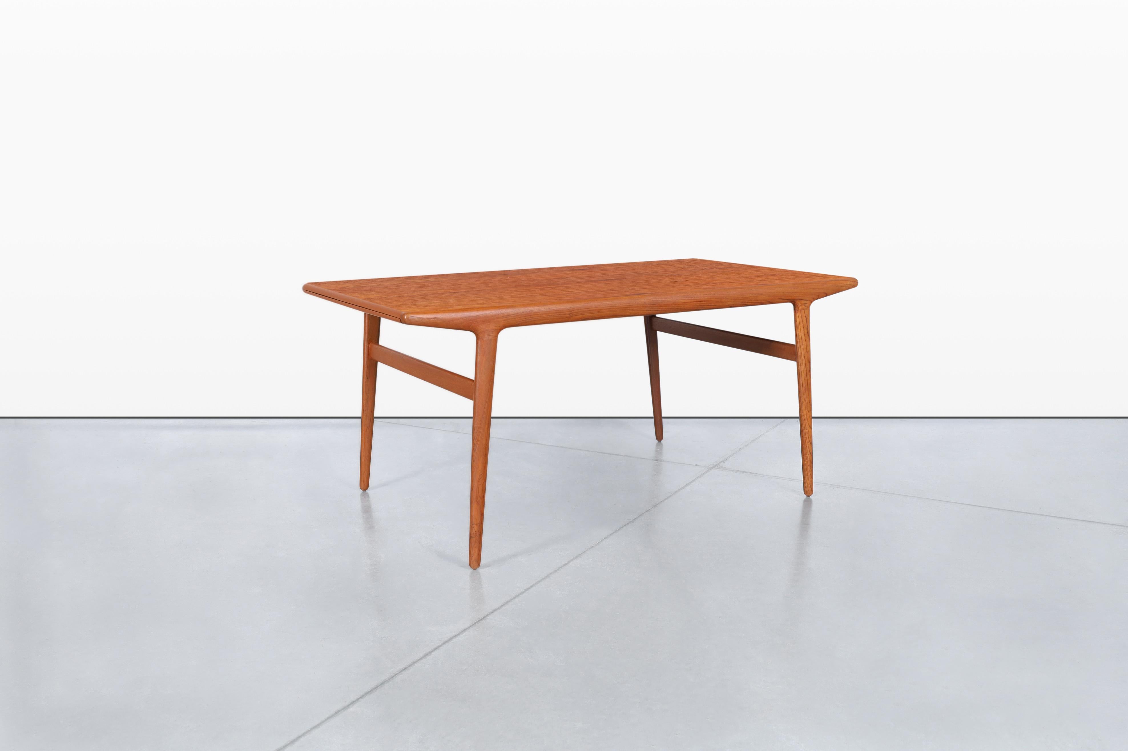 Questo splendido tavolo da pranzo danese moderno in teak, meticolosamente disegnato da Niels Otto Møller e realizzato da J.L. Møller Mobelfabrik in Danimarca negli anni Sessanta. Questo squisito pezzo esemplifica l'apice dell'artigianato danese,