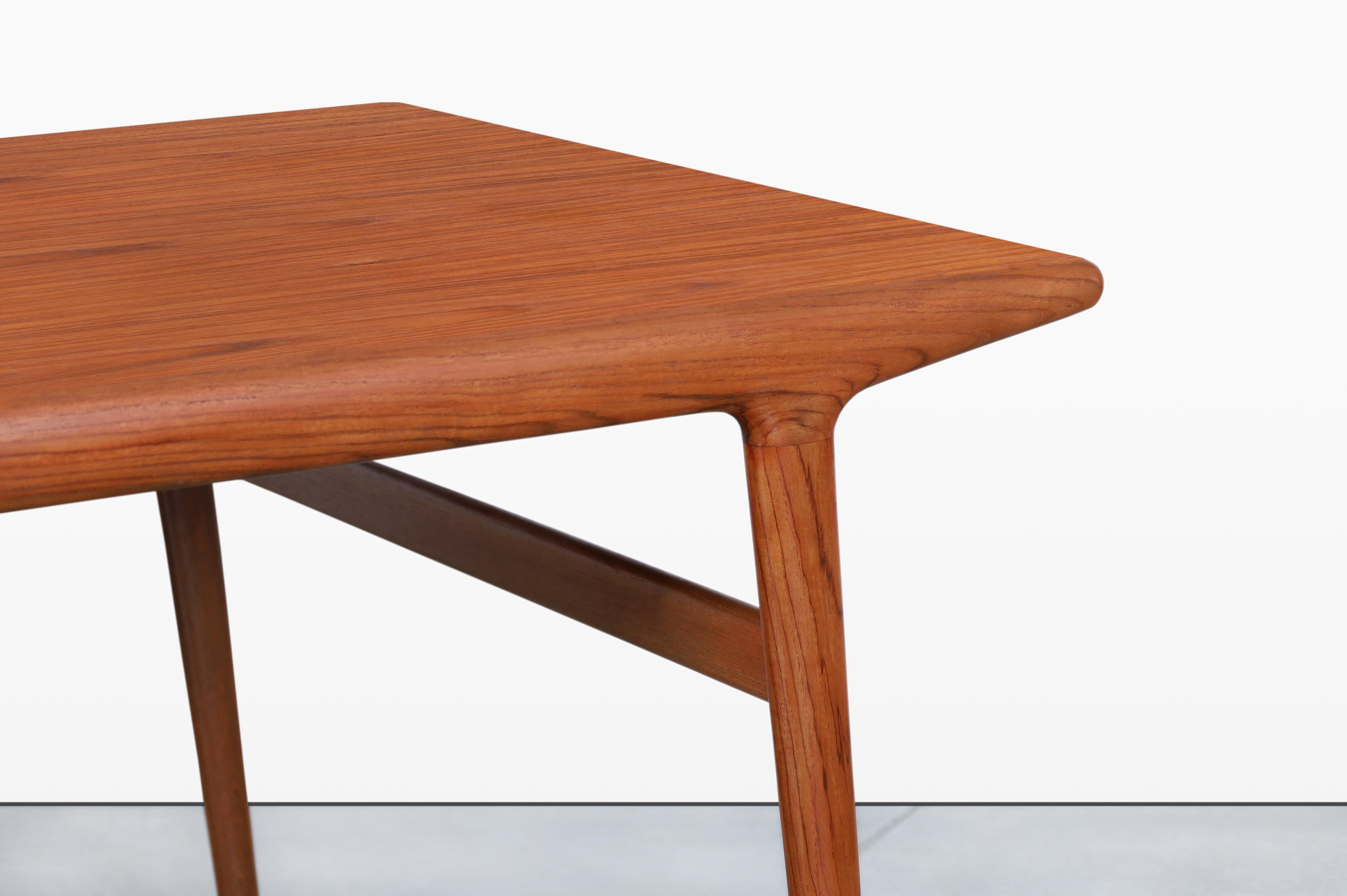 Mid-Century moderno Tavolo da pranzo moderno danese espandibile in teak di Niels Otto Moller in vendita
