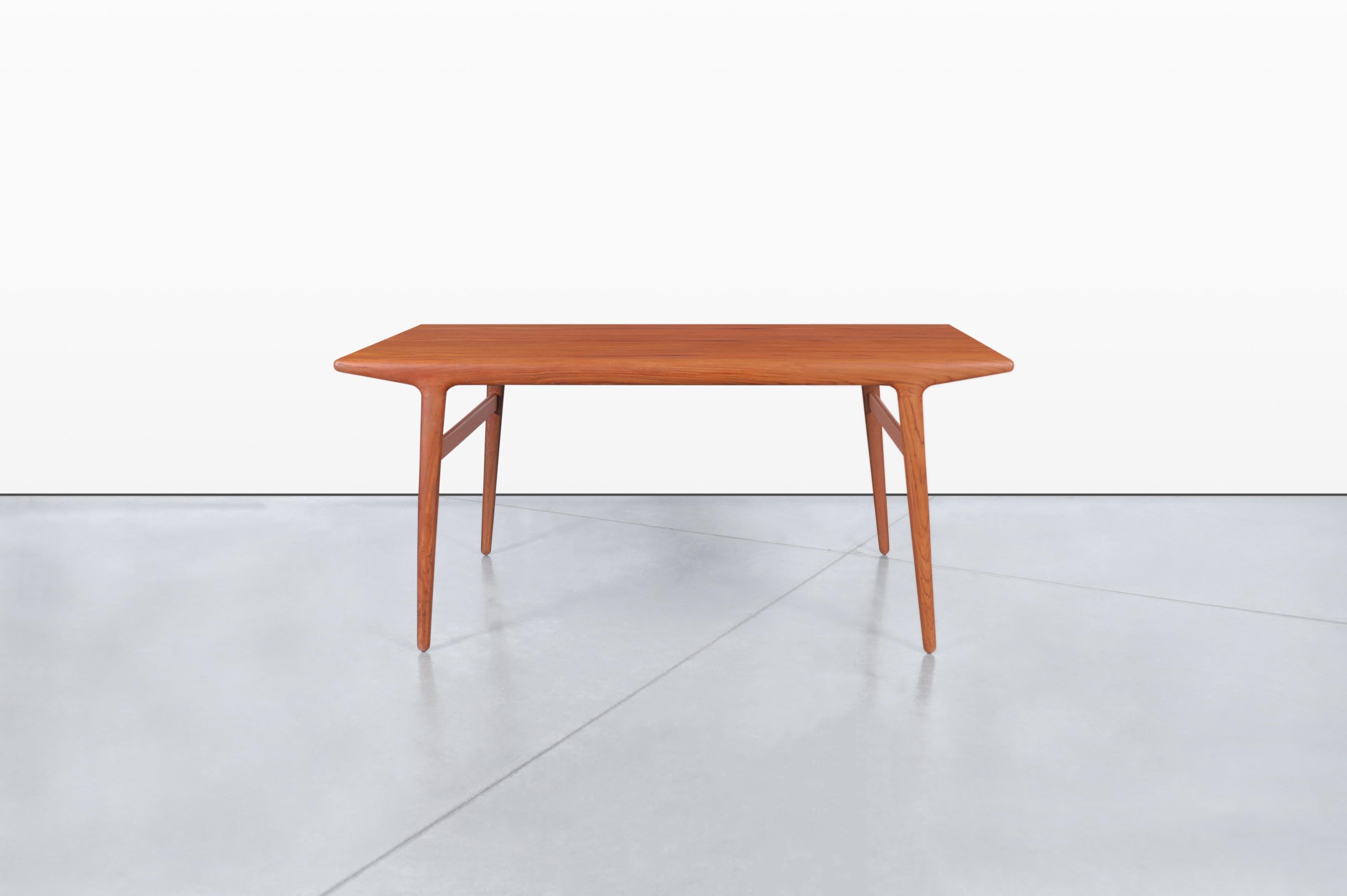 Metà XX secolo Tavolo da pranzo moderno danese espandibile in teak di Niels Otto Moller in vendita