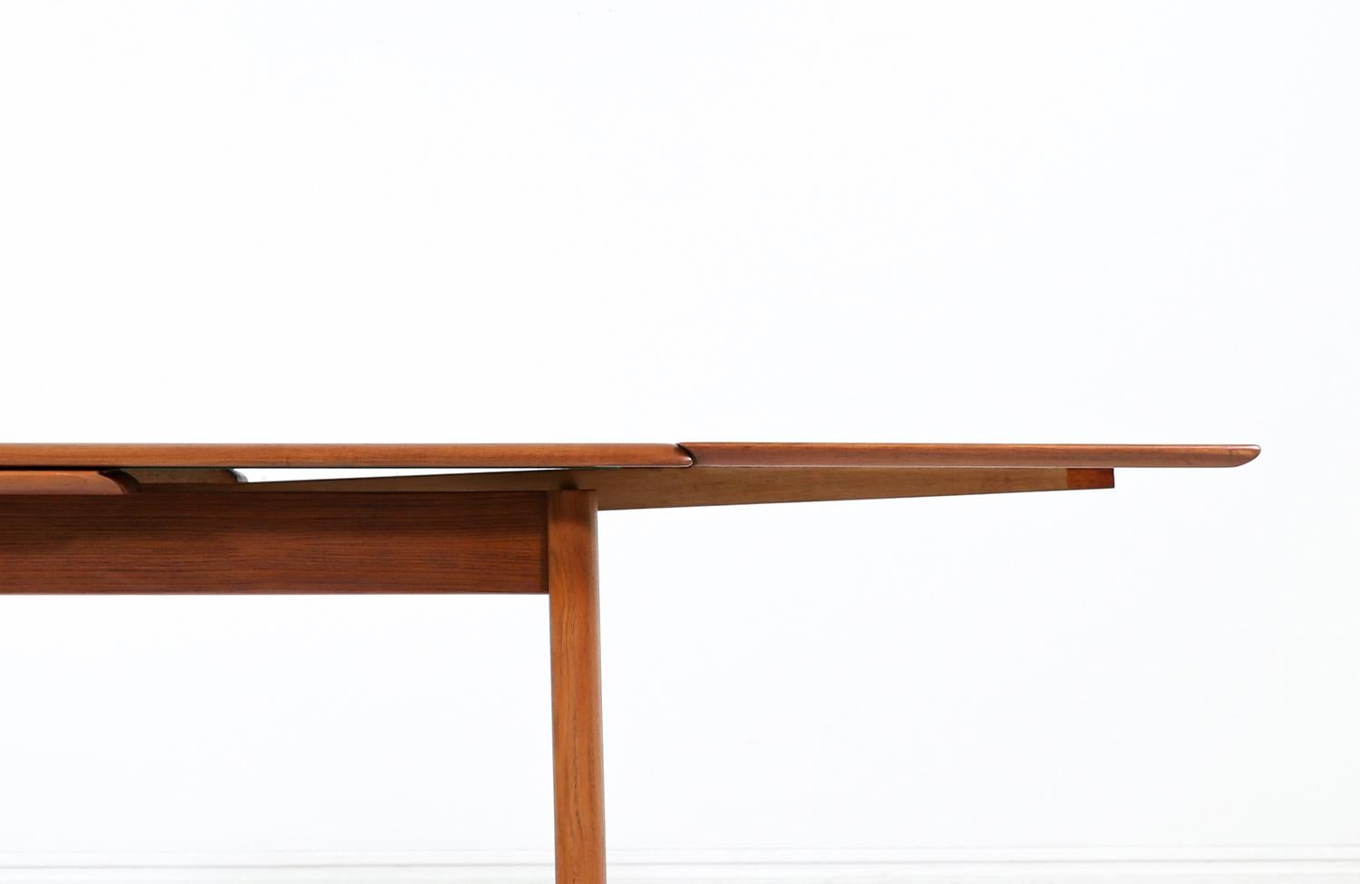 Mid-Century Modern Expertly Restored - Danish Modern Expanding Teak Dining Table with Draw-Leaves For Sale