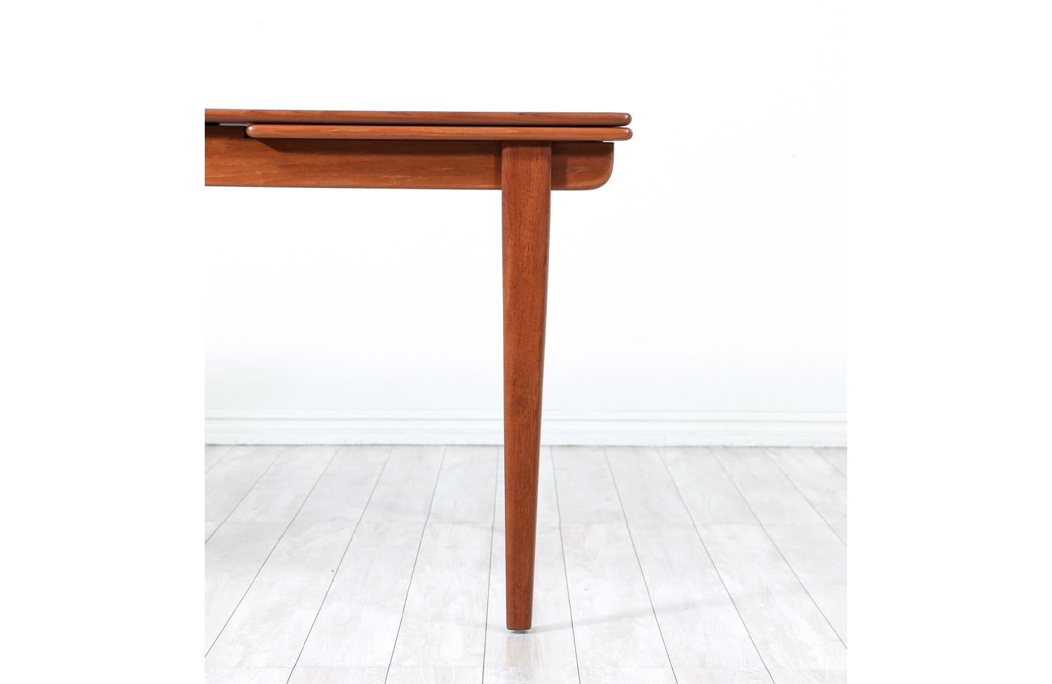 Expertly Restored - Danish Modern Expanding Teak Draw-Leaf Dining Table For Sale 2