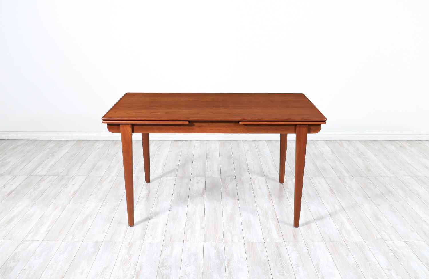 Mid-Century Modern Table de salle à manger danoise moderne à rallonge extensible en teck restaurée de manière experte en vente