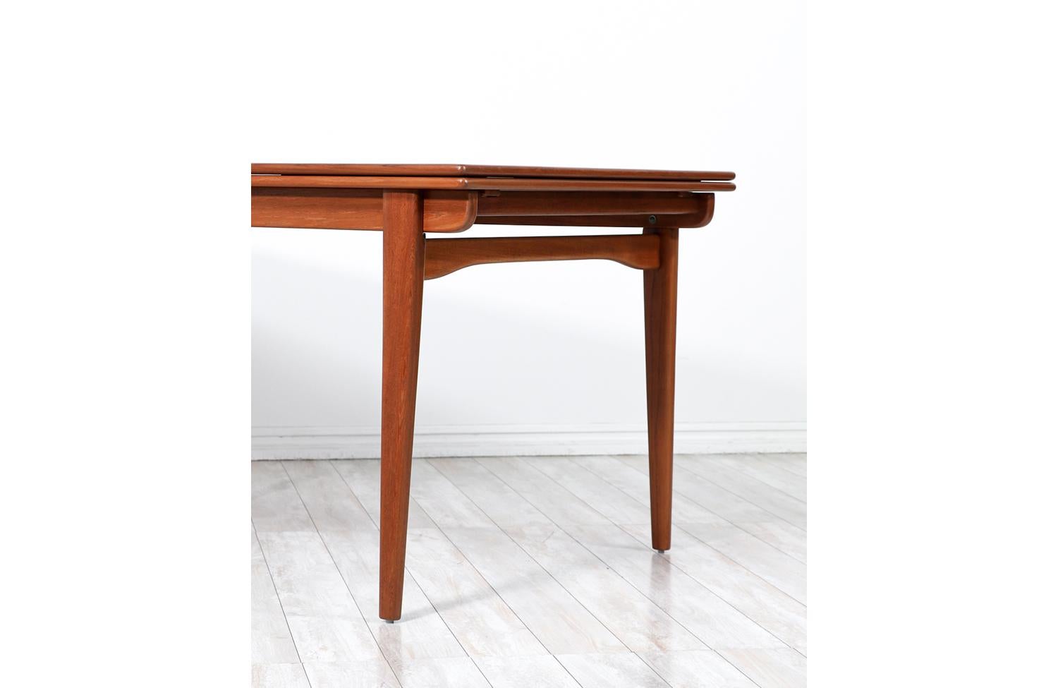 Expertly Restored - Danish Modern Expanding Teak Draw-Leaf Dining Table For Sale 1