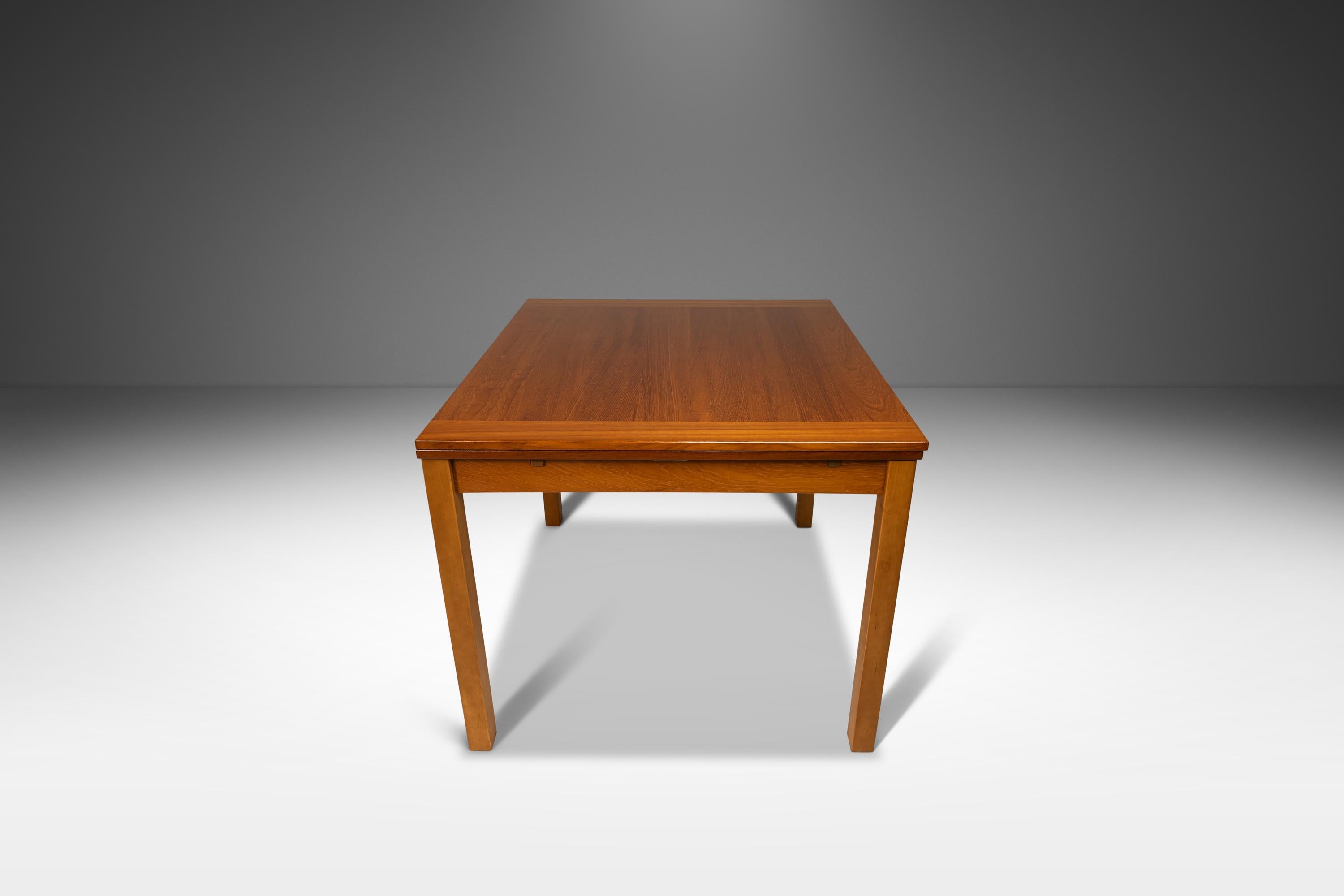 Voici une table à rallonge parfaitement minimale, fabriquée dans les années 1980 par le célèbre fabricant de meubles Ansager Møbler. Sa petite taille fait de cette charmante table la solution idéale pour ceux qui disposent de peu d'espace mais qui
