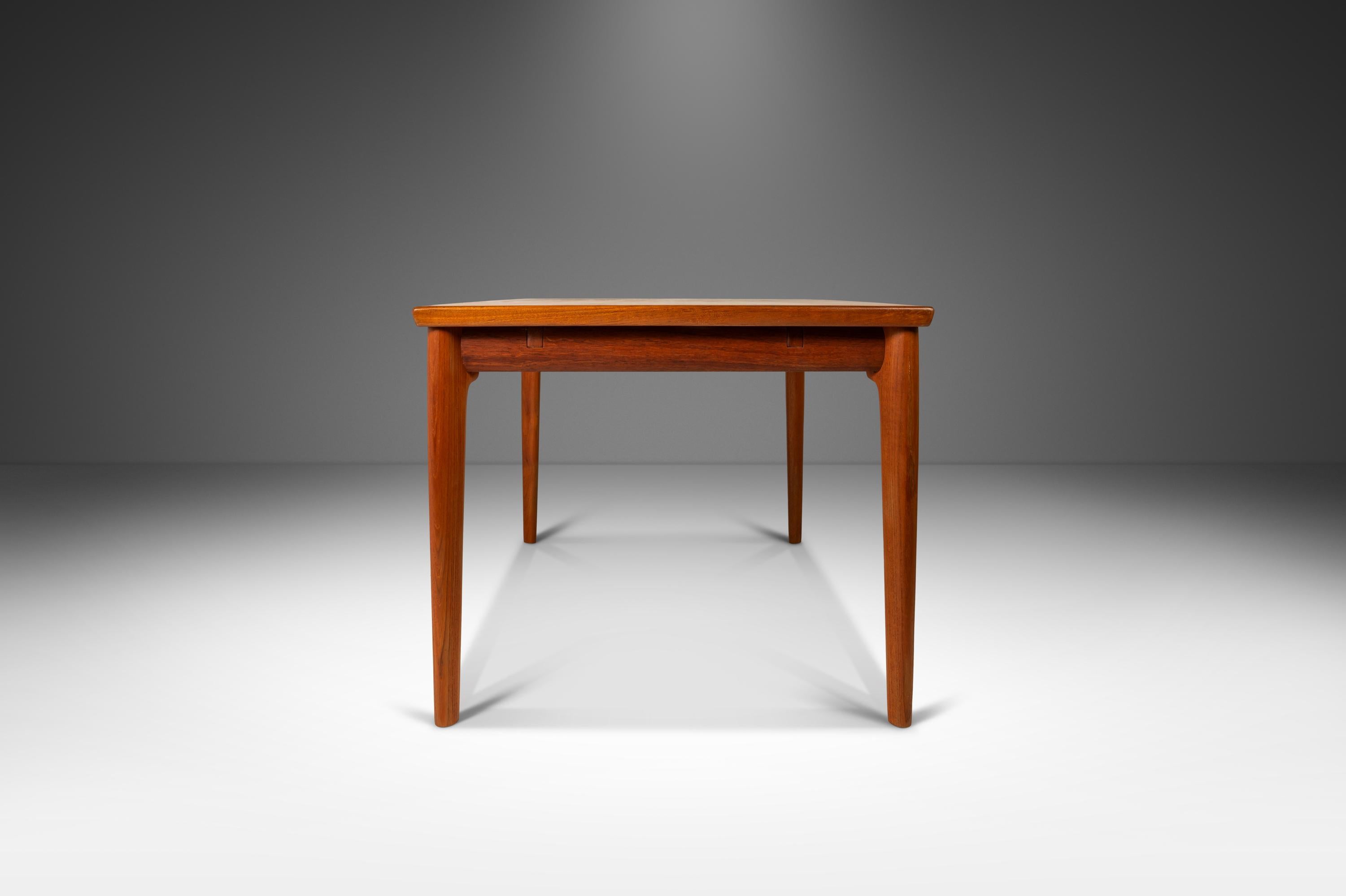 Mid-Century Modern Table de salle à manger danoise moderne Expansion en teck avec des abattants Stow-in-Table, c. 1960s en vente