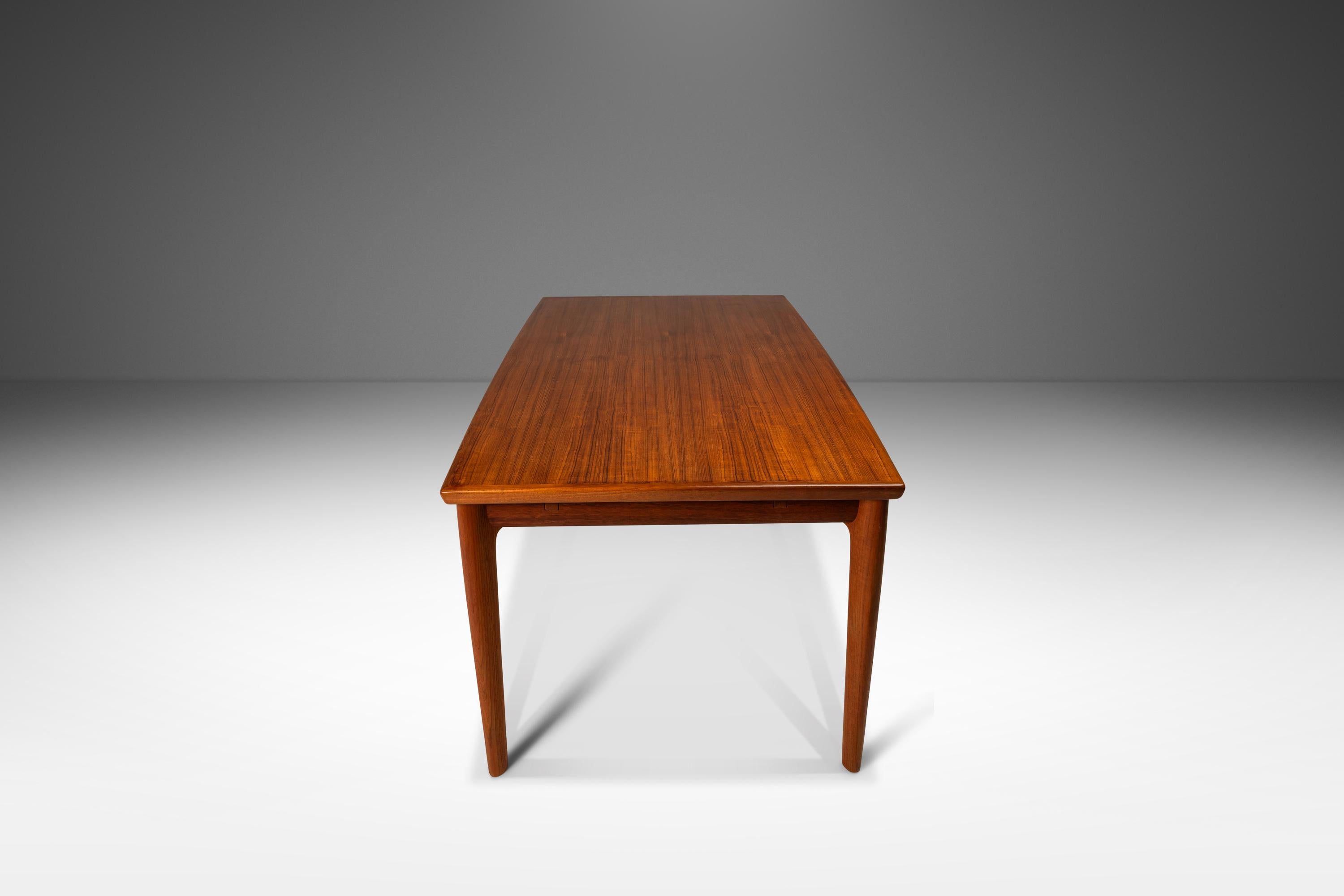 Danish Modern Expansion Dining Table in Teak w/ Stow-in-Table Leaves, c. 1960s In Good Condition For Sale In Deland, FL