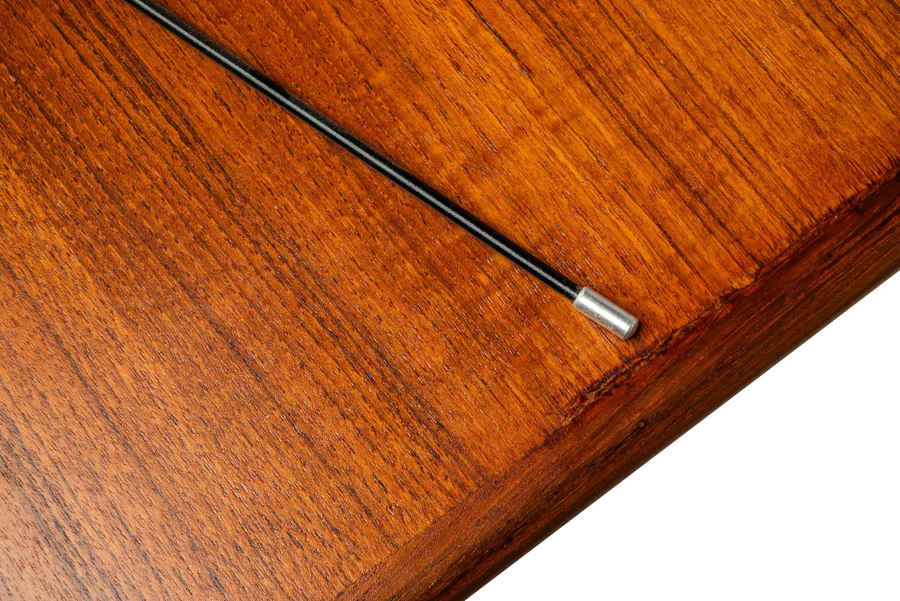 Table de salle à manger danoise moderne Expansion en teck avec des abattants Stow-in-Table, c. 1960s en vente 1