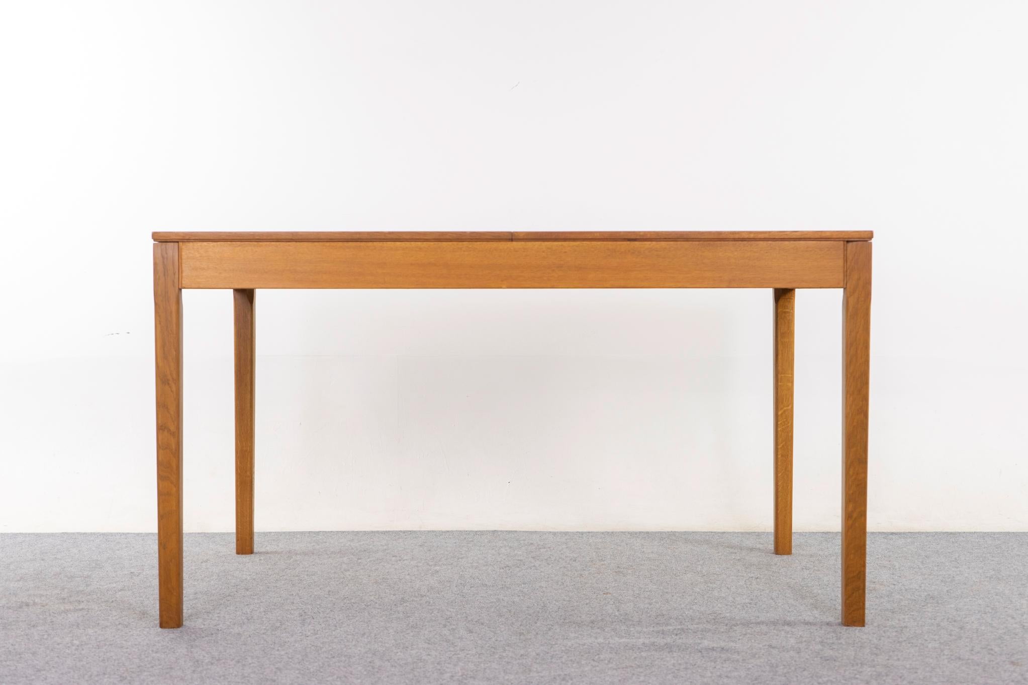 Tavolo da pranzo danese in Oak, anni '60 circa. Cornice in legno massiccio con pannelli centrali in impiallacciatura a libro altamente figurata. Le foglie si conservano comodamente sotto il piano, facili da aggiungere quando arrivano gli