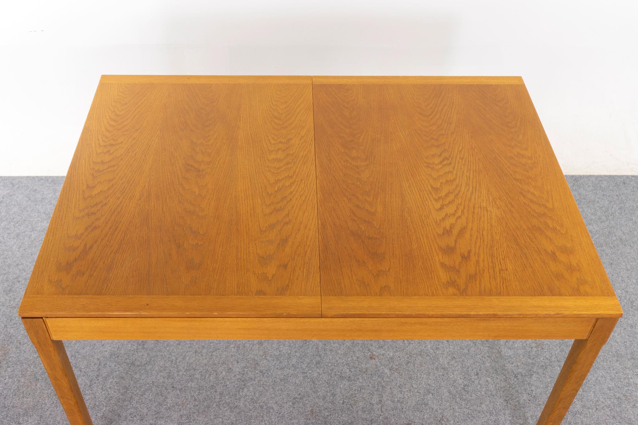 Impiallacciato Tavolo da pranzo danese moderno allungabile in Oak in vendita