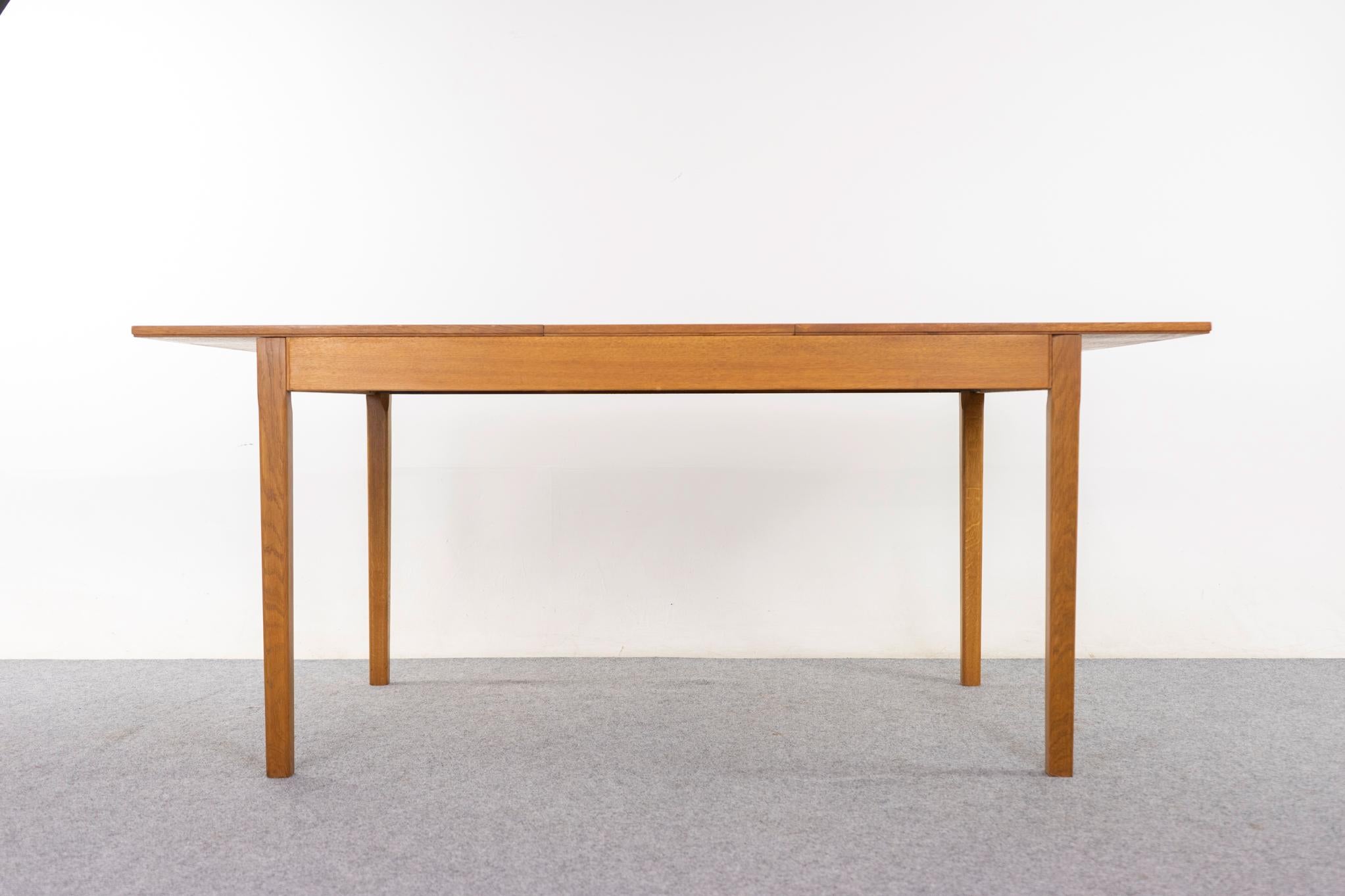 Metà XX secolo Tavolo da pranzo danese moderno allungabile in Oak in vendita