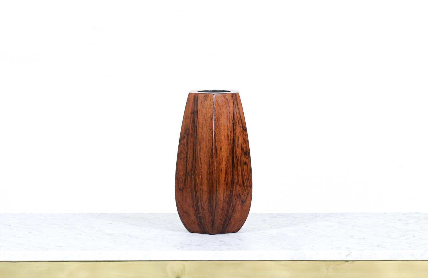 Fachmännisch restauriert – moderne dänische Vase aus facettiertem Rosenholz (Moderne der Mitte des Jahrhunderts) im Angebot