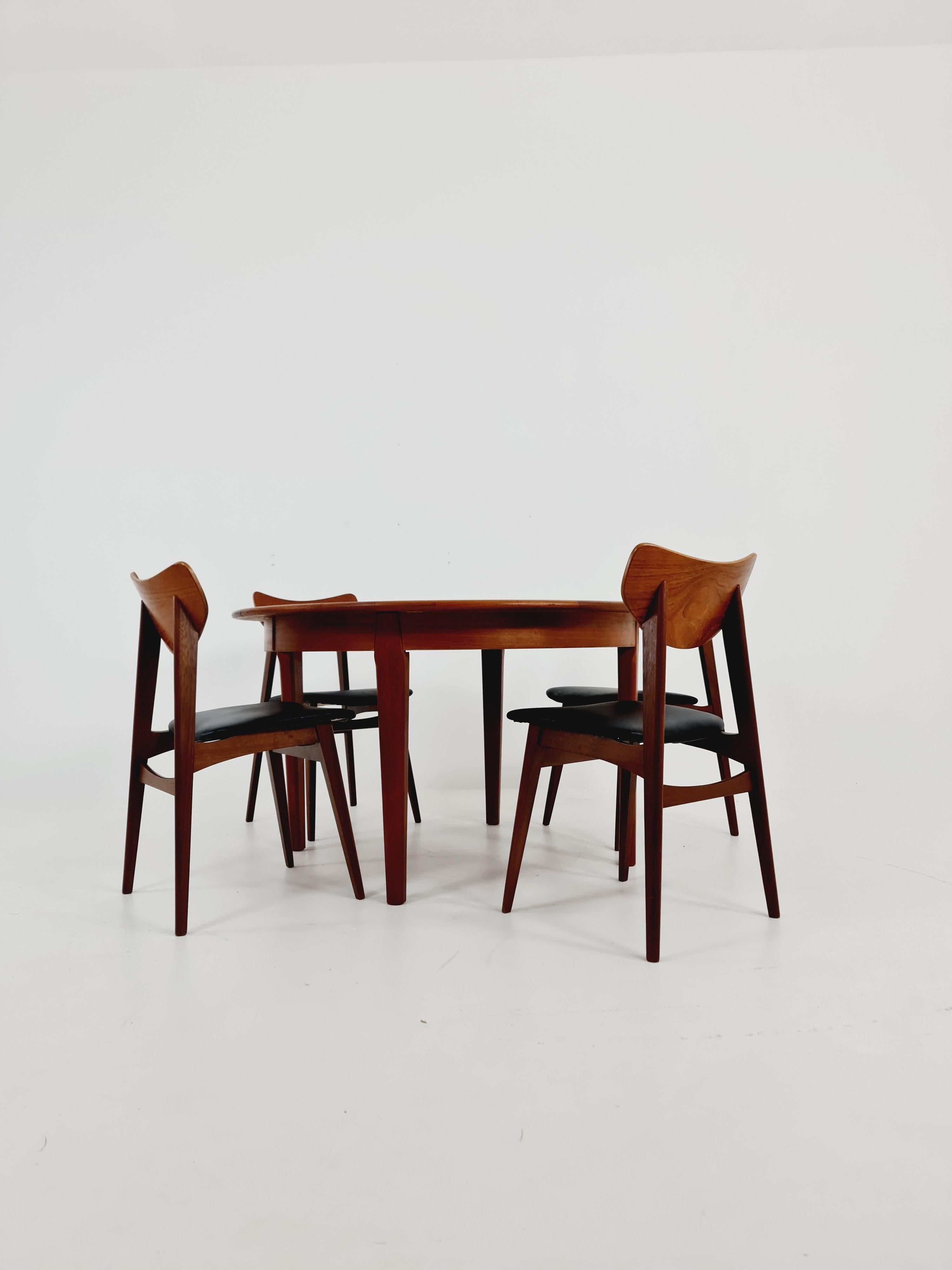 Danish Modern Falster Teak Expandable Dining Table, 1960s

The table is in very good condition. 

Made in Denmark 

Falster Møblerfabrik

The table can be enlarged very easily by means of the two integrated plates and thus offers enough space for 10
