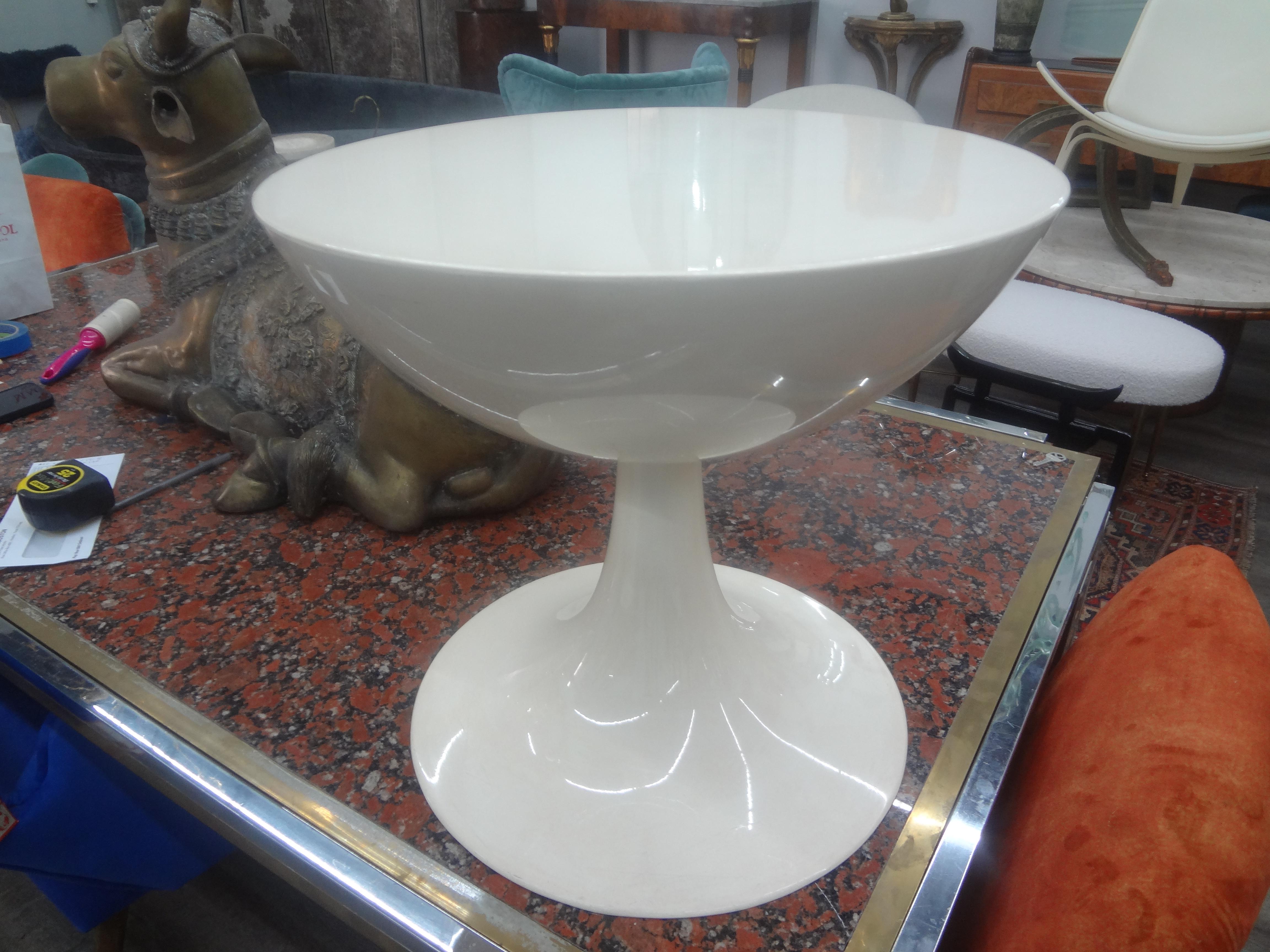 Danish Modern Fiberglass Tulip Table By Oddense Maskinsnedkeri.
Our stunning Modernist tulip table will work well in a mid century modern or contemporary setting. In good vintage condition with original label!
The perfect side table!
