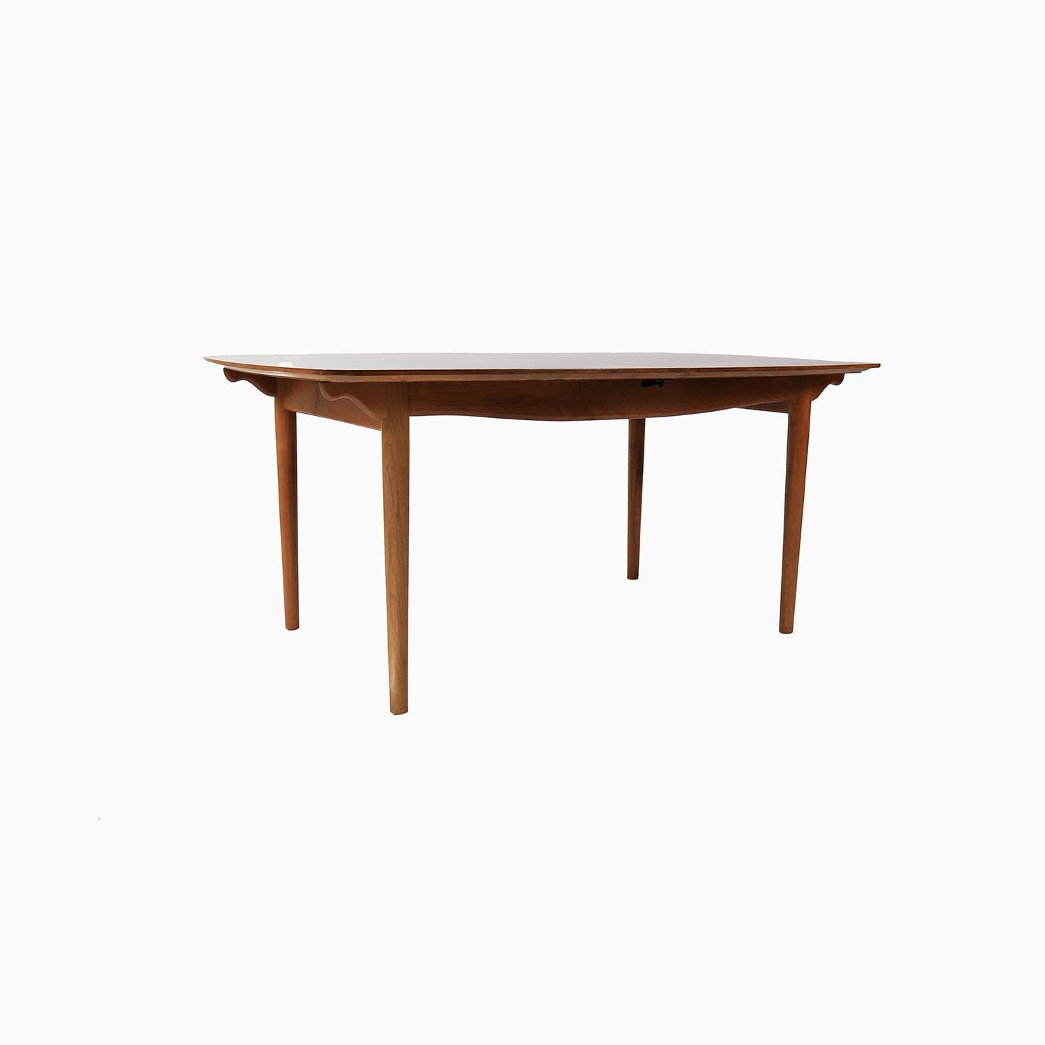 Danish Modern Finn Juhl Baker Furniture Dining Table In Good Condition For Sale In Minneapolis, MN