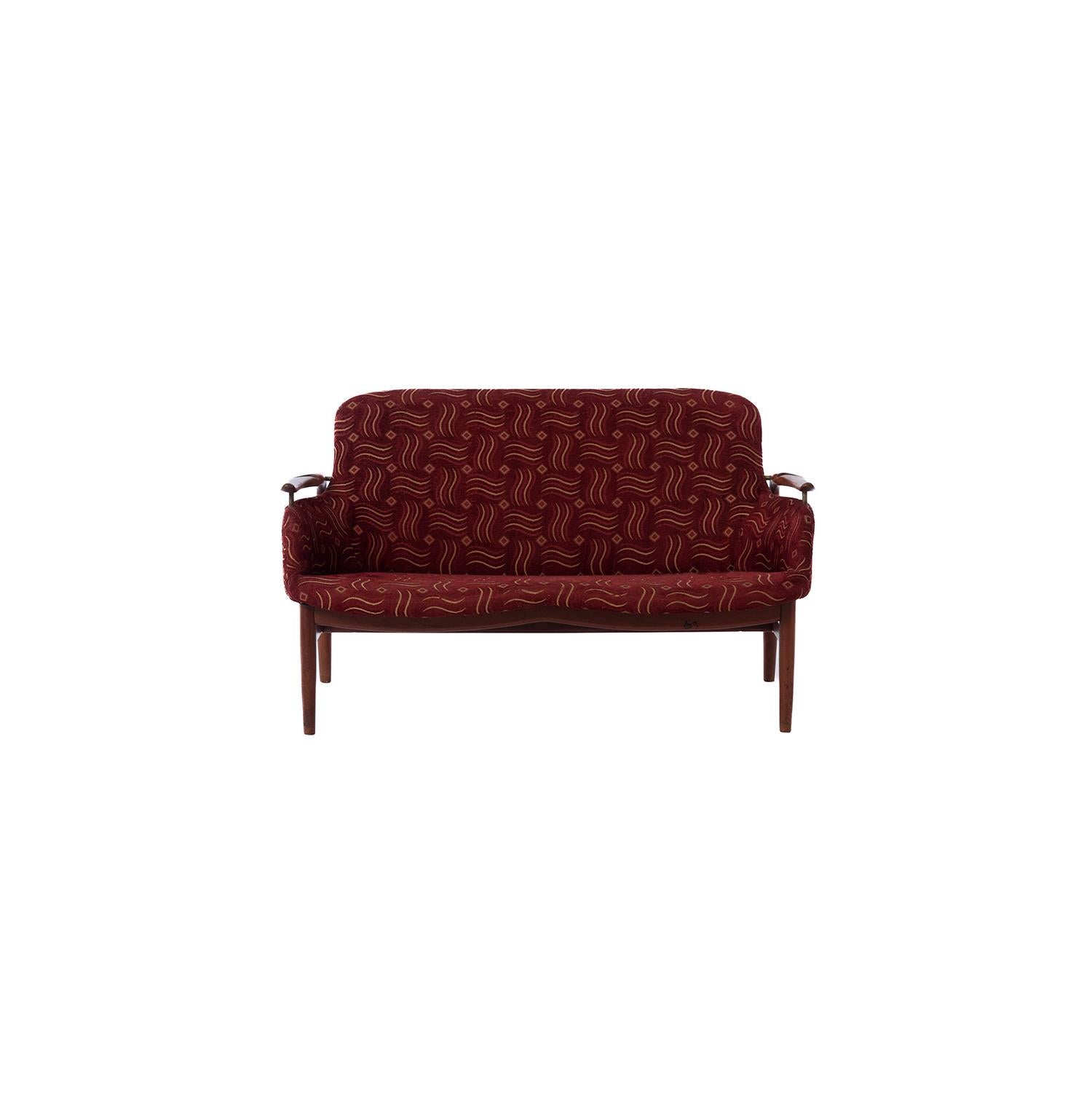 Ein seltenes, von Finn Juhl entworfenes Sofa, das vom Tischlermeister Niels Vodder unter der Bezeichnung NV53 hergestellt wurde. Gestell aus Teakholz mit gepolstertem Sitz. Rahmen mit Niels Vodder-Logo gestempelt. 


Die professionelle und