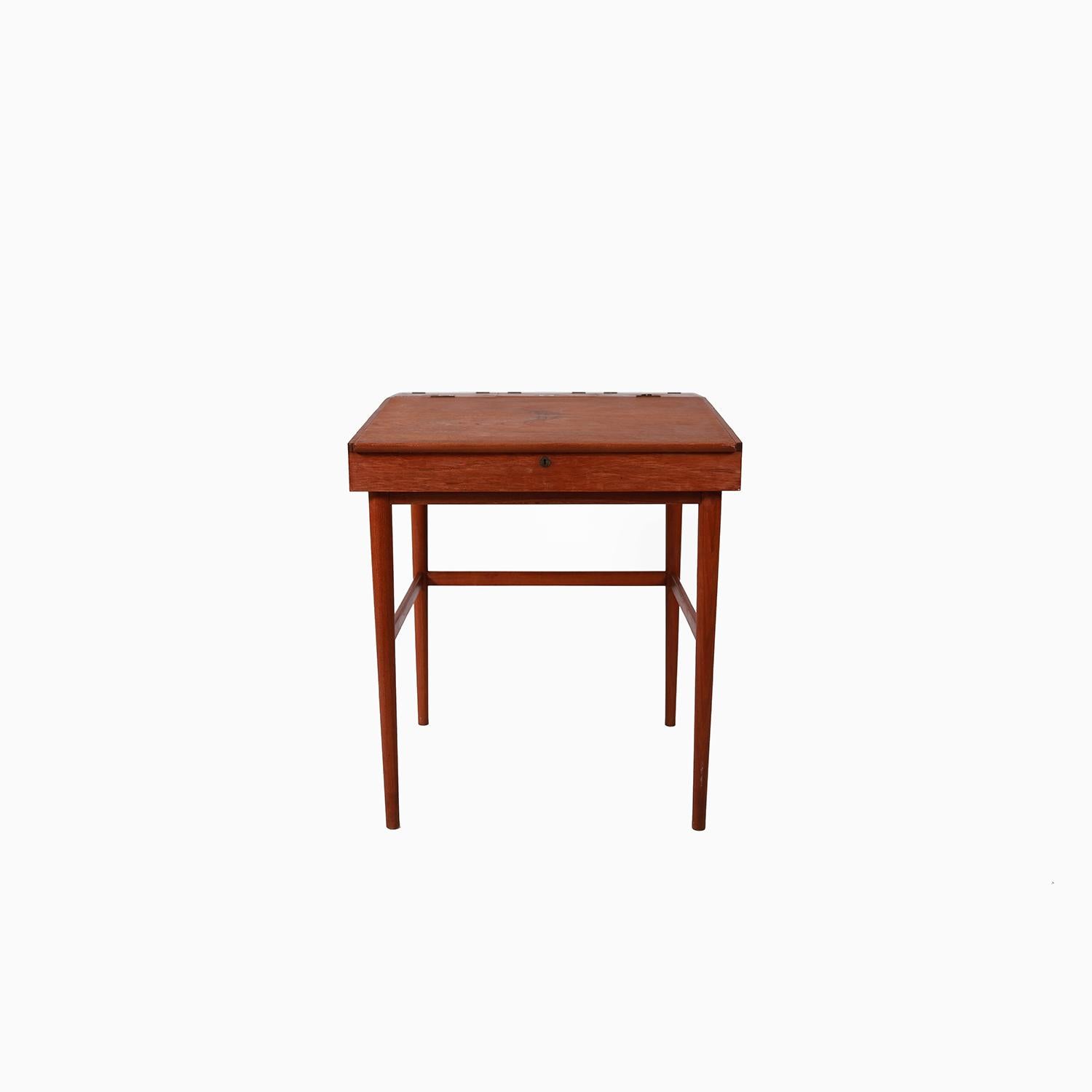 A rare Finn Juhl design know as the FJ 40. One of Finn Juhl’s earliest designs that is produced by master cabinet maker Niels Vodder.A small compact writing desk in teak with very figural grain. Large storage space with three smaller storage spaces