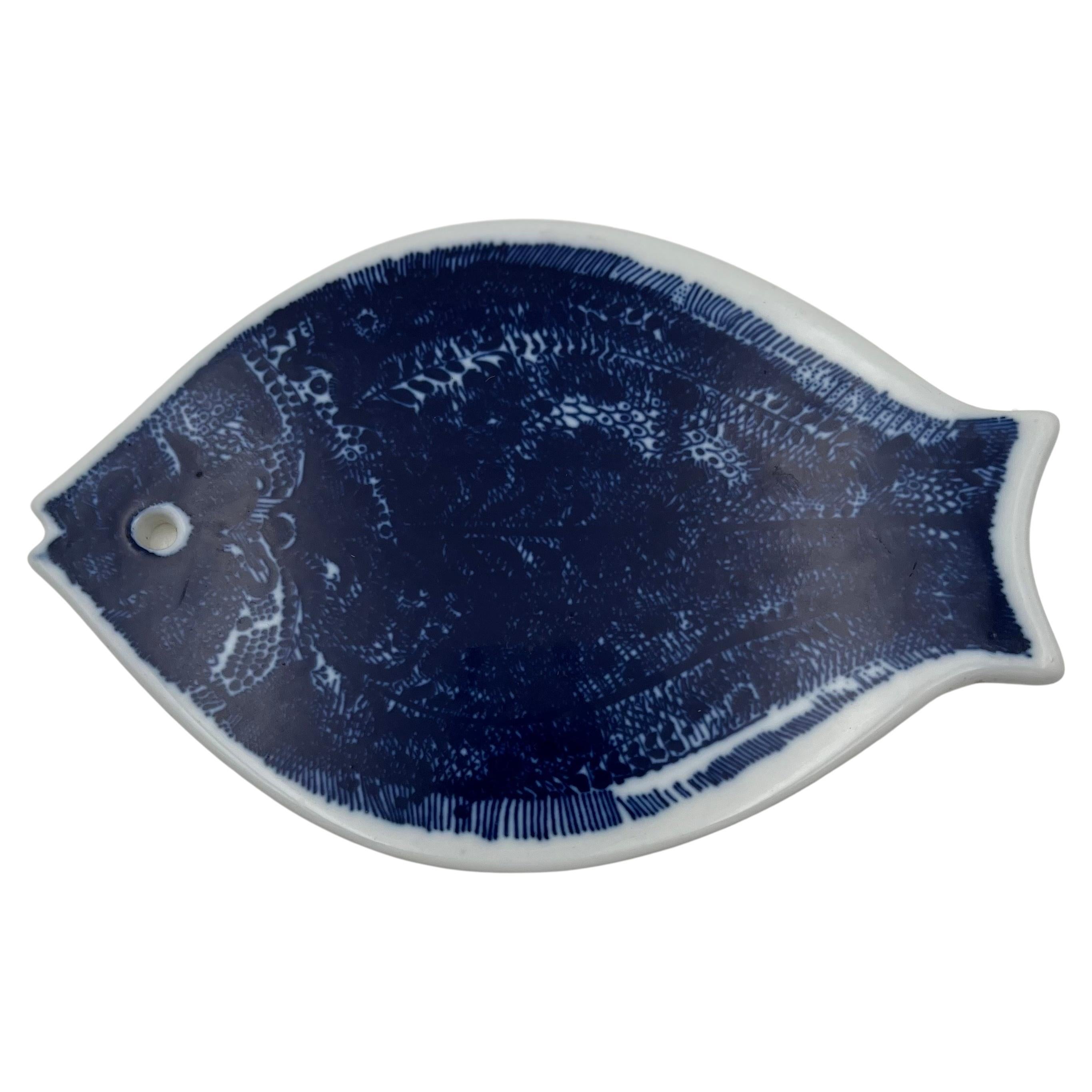 Piatto caldo danese moderno a forma di pesce in ceramica di Porsgrund Norway dipinto a mano in vendita