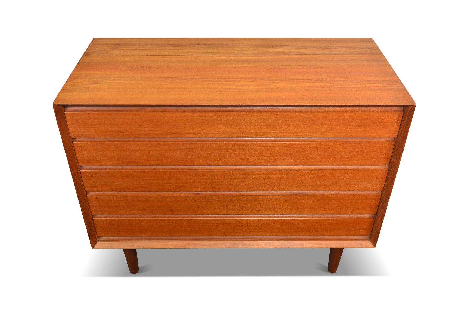 XX secolo Cassettone danese moderno a cinque cassetti in teak in vendita