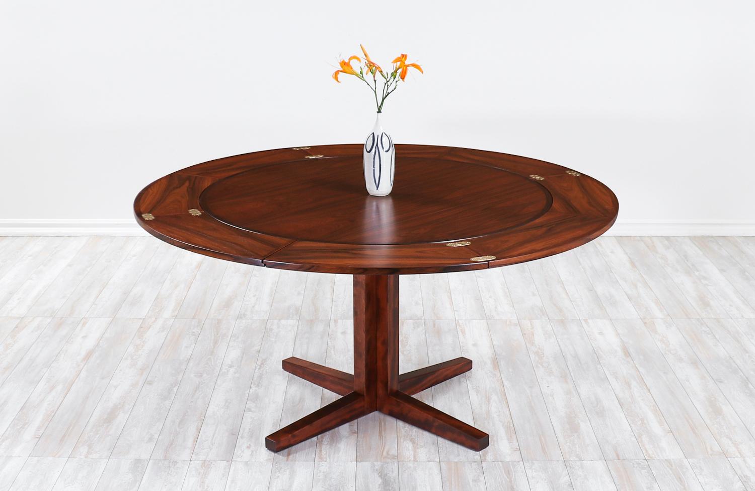 Danish modern “Flip-Flap” rosewood dining table by Dyrlund


Dimensions:
29in H x 43.25in - 59in W
Expands up to 59in.