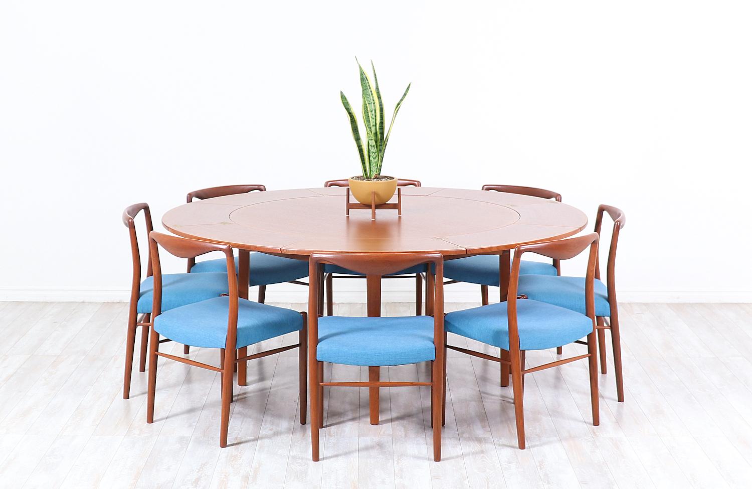 Danish Modern “Flip-Flap” Teak Dining Table by Dyrlund In Excellent Condition In Los Angeles, CA