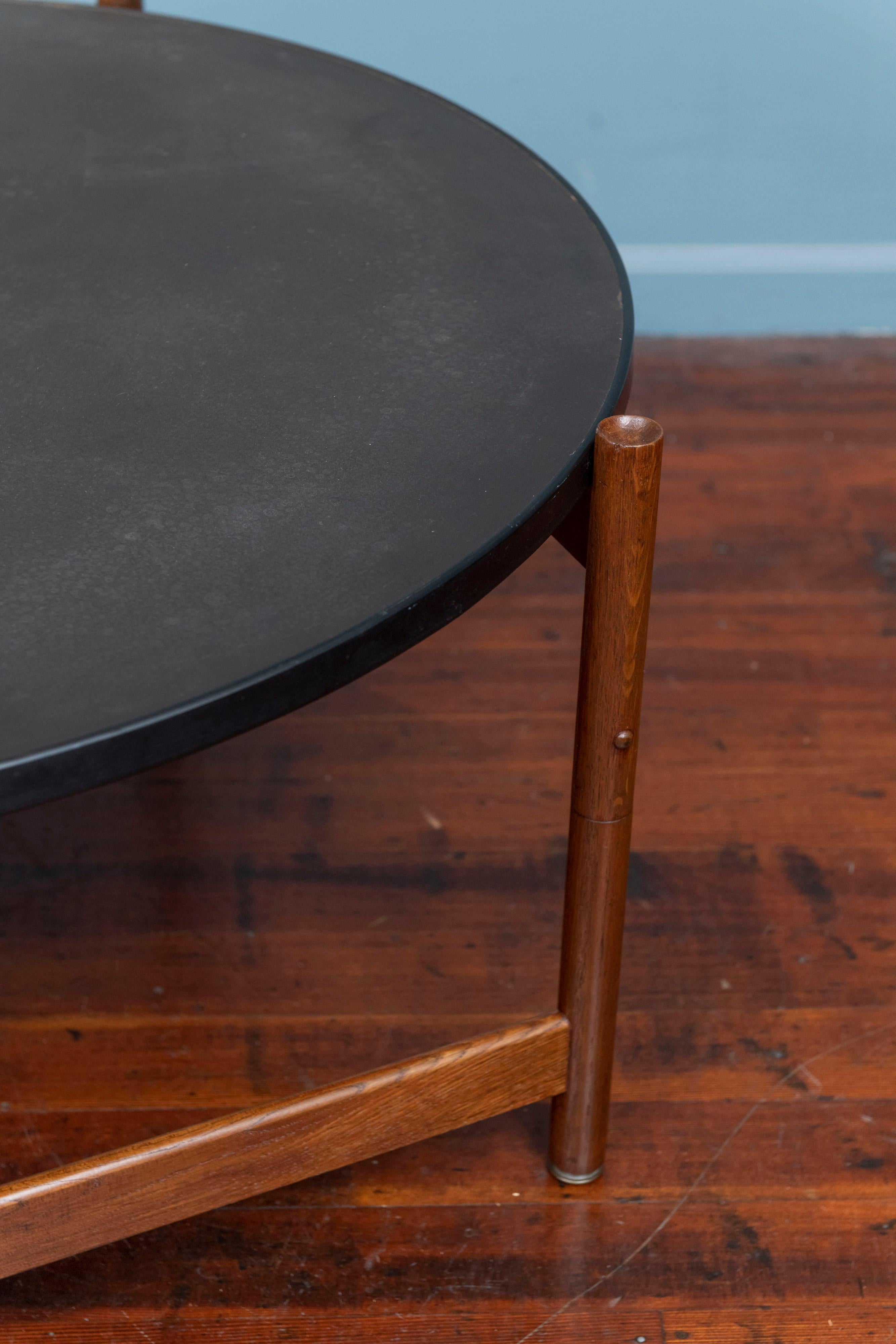 Milieu du XXe siècle Table basse moderne danoise à plateau tournant en vente