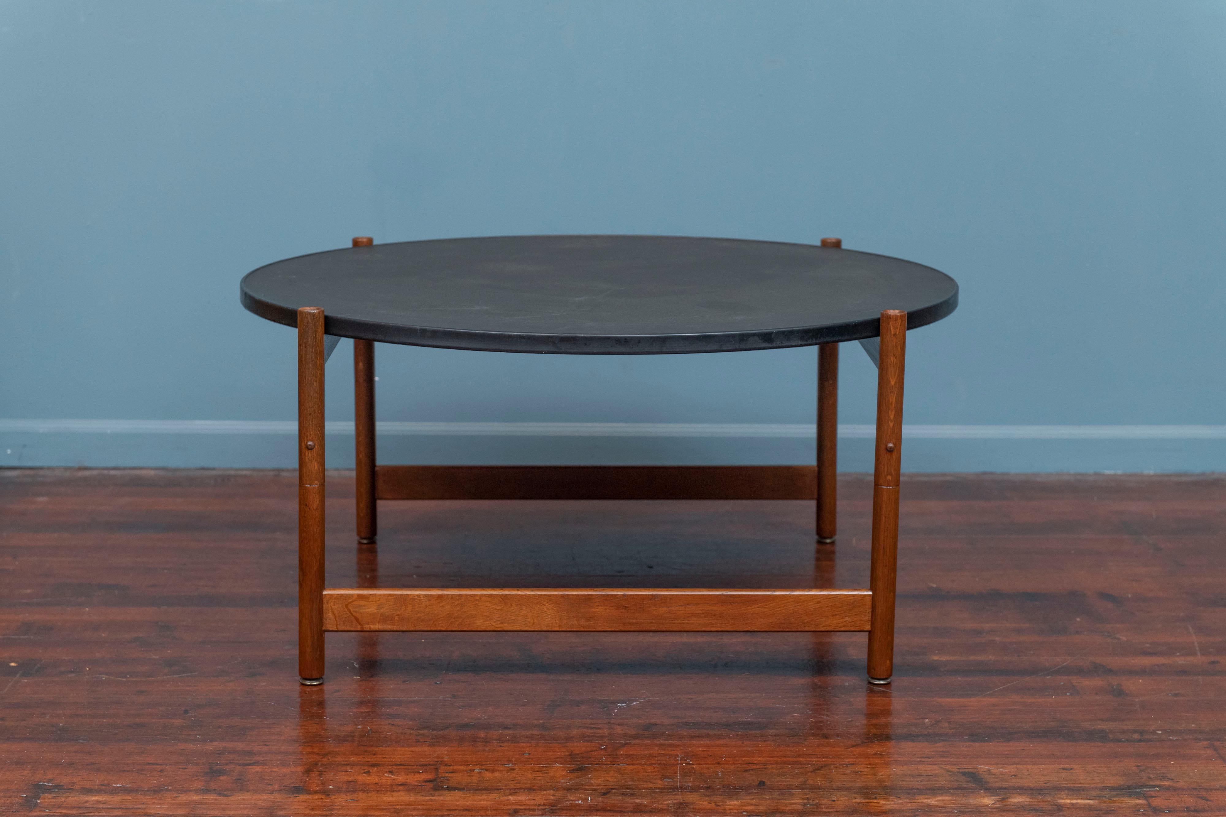 Chêne Table basse moderne danoise à plateau tournant en vente