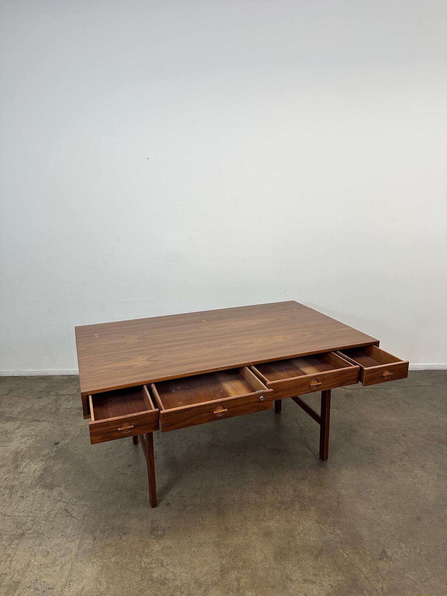 W64 D28.75 D38 H29 KC23.5

Spectacular teak desk designed and crafted by Peter Løvig Nielsen in Denmark circa 1970's. Its ingenious design makes it versatile in accommodating two-persons on each side by simply flipping the top shelf and their is