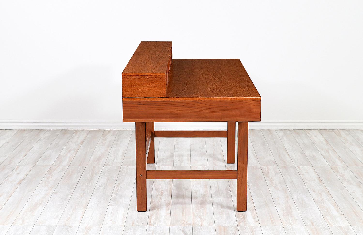 Danois Bureau moderne danois à abattant en teck de Peter Løvig Nielsen en vente