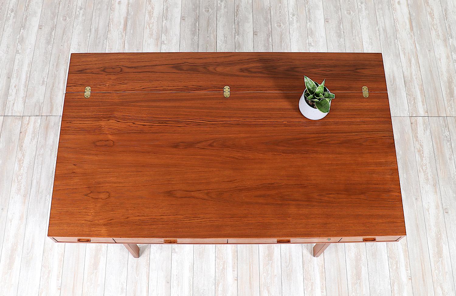Ottone Scrivania moderna danese Flip-Top Partners in teak di Peter Løvig Nielsen in vendita