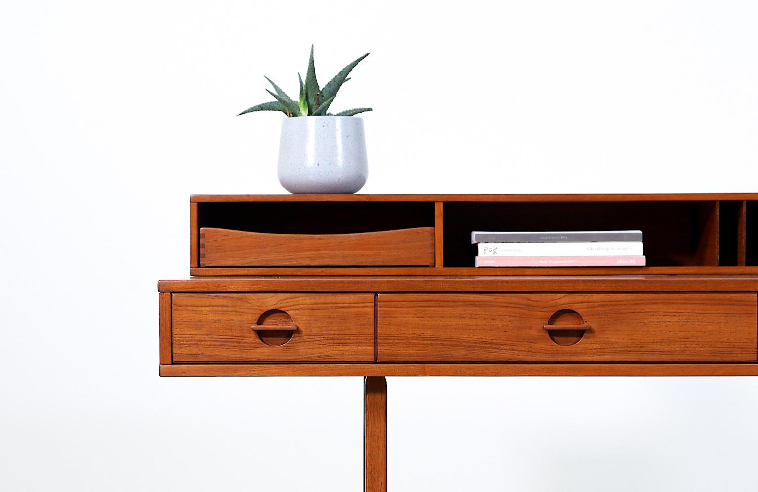 Expertly Restored - Danish Modern Flip-Top Partners Desk by Peter Lovig For Sale 3