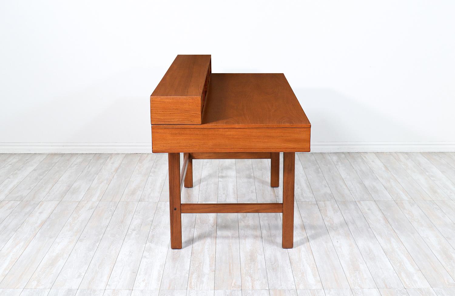 Fachmännisch restauriert – dänischer moderner Flip-Top Partner-Schreibtisch von Peter Lovig (Dänisch) im Angebot