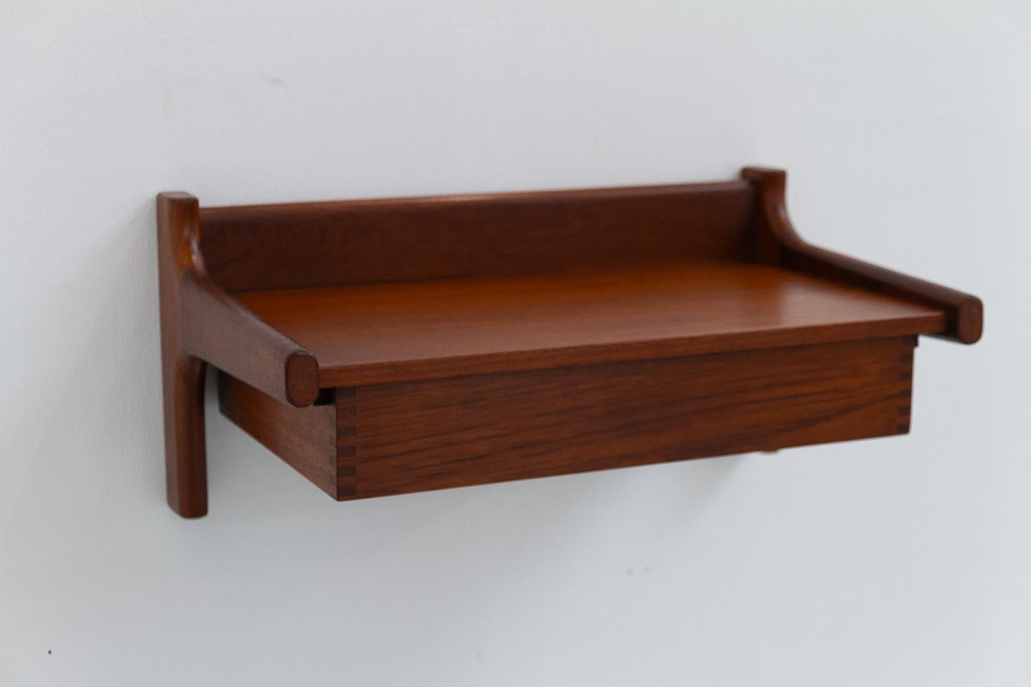 Danish Modern Floating Console in Teak by Kai Kristiansen, 1960s.

Danish Mid-Century Modern wall console or bedside table by Kai Kristiansen for Kaagaards Møbelfabrik, made in Denmark in the 1960s. This is model no. 9-85 ( reference: 