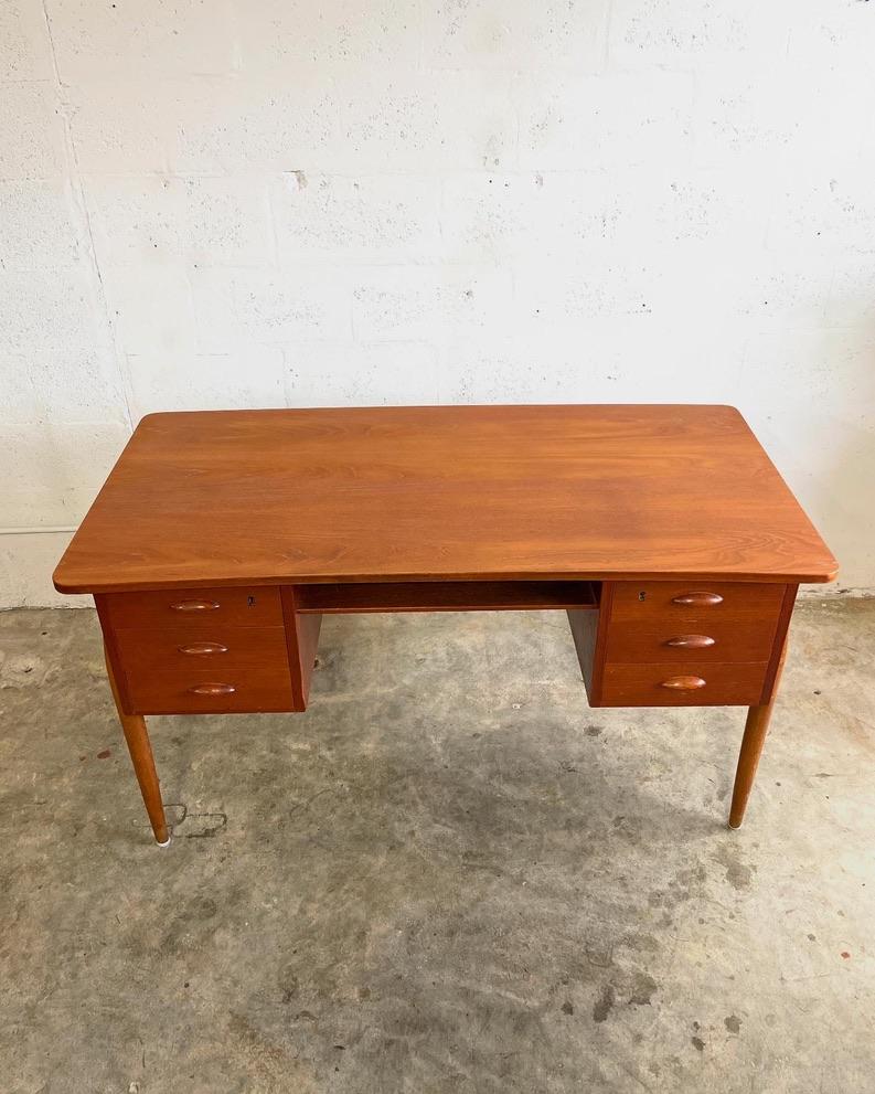 Scrivania galleggiante moderna danese in teak. Schienale rifinito con un armadietto a ribalta. 54,5 l 28,5 p 29,5 h