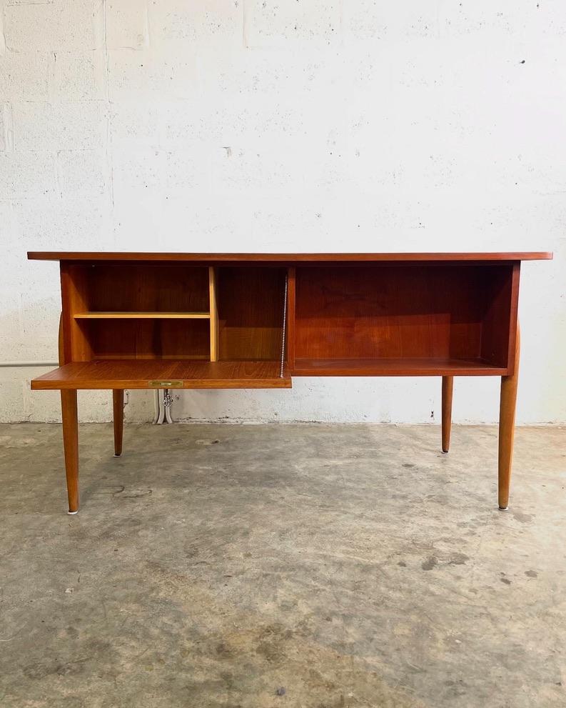 Mid-Century moderno Scrivania danese moderna galleggiante in teak in vendita