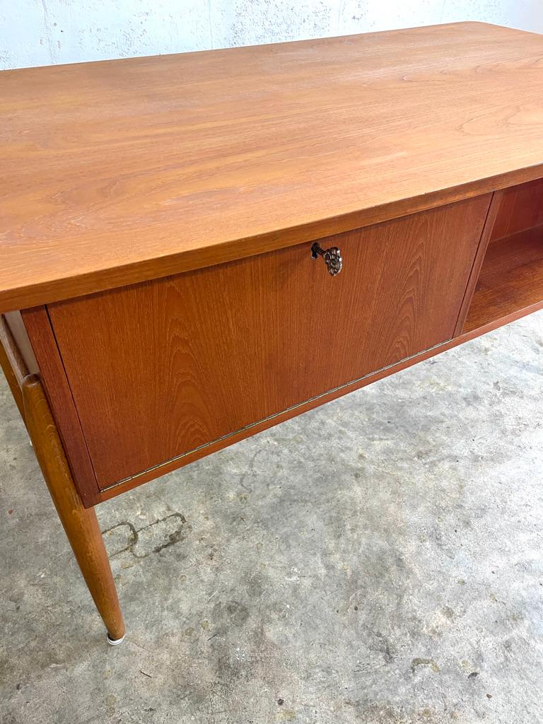 Scrivania danese moderna galleggiante in teak In condizioni buone in vendita a Fort Lauderdale, FL