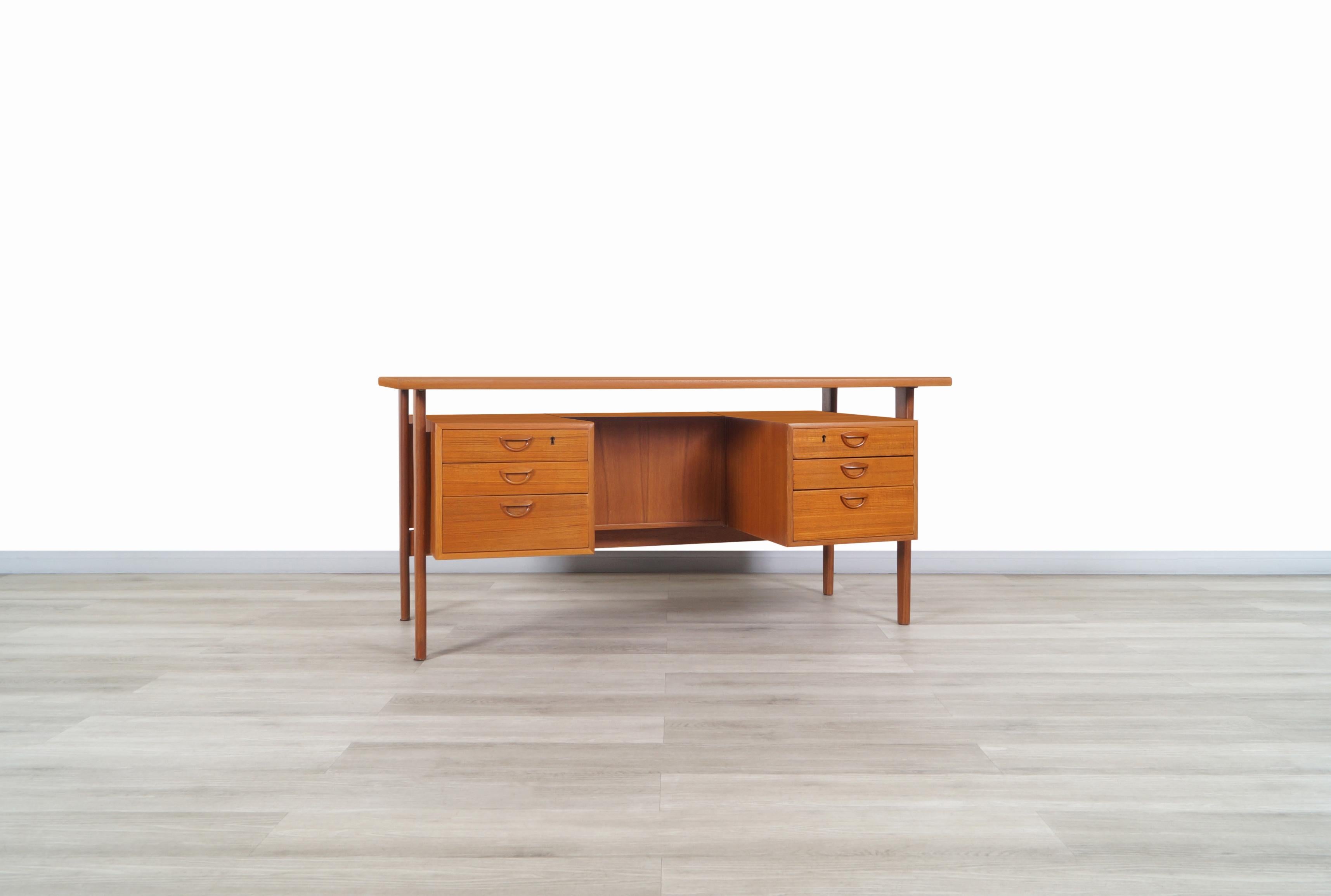 Amazing Danish modern floating top desk designed by Kai Kristiansen for Feldballes Møbelfrabrik in Denmark, circa 1960s. This desk is also known as model FM60. It represents one of the most coveted Scandinavian designs of the time. It’s made of teak