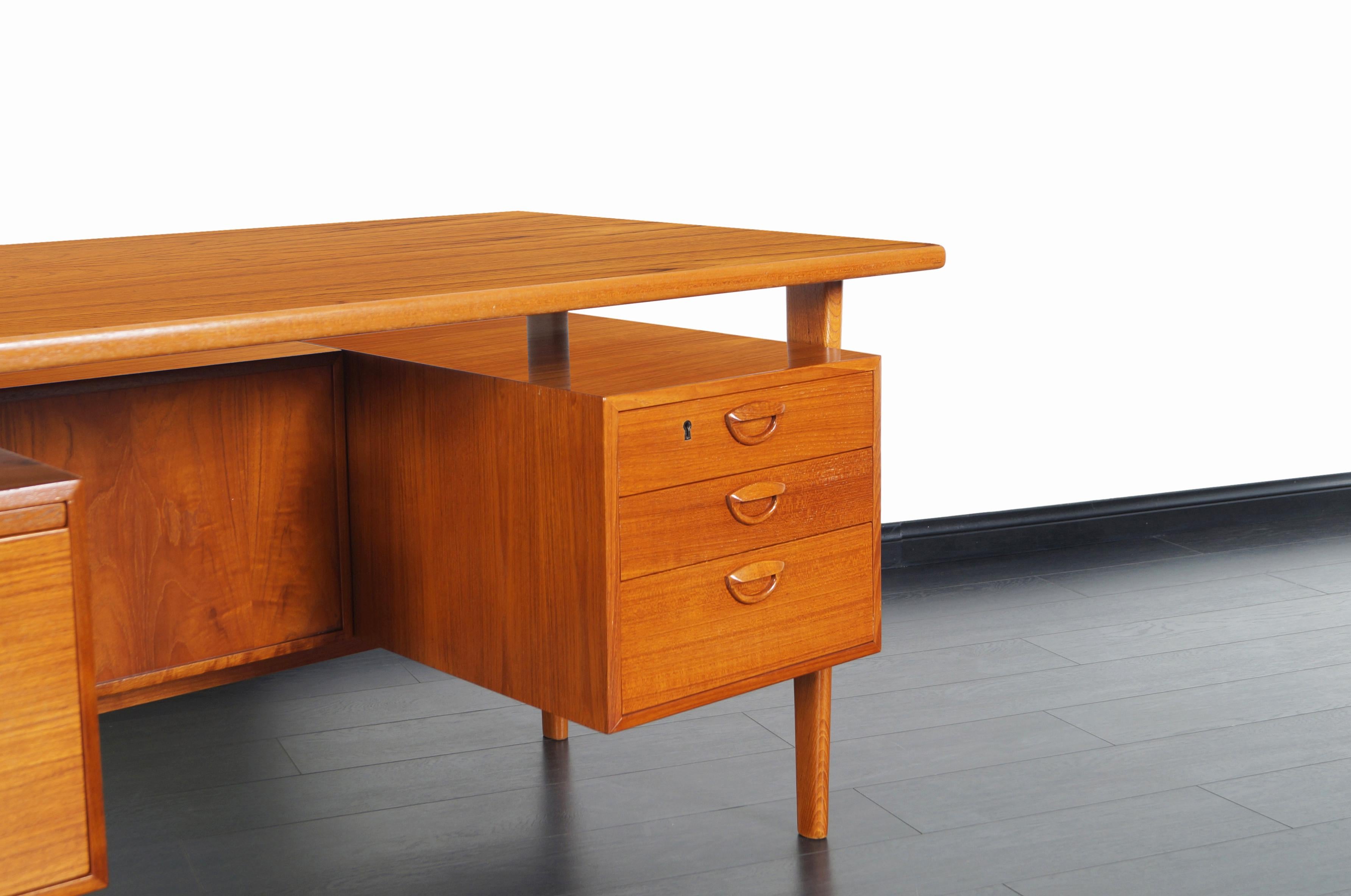 Danish Modern Floating Top Desk by Kai Kristiansen In Excellent Condition In North Hollywood, CA