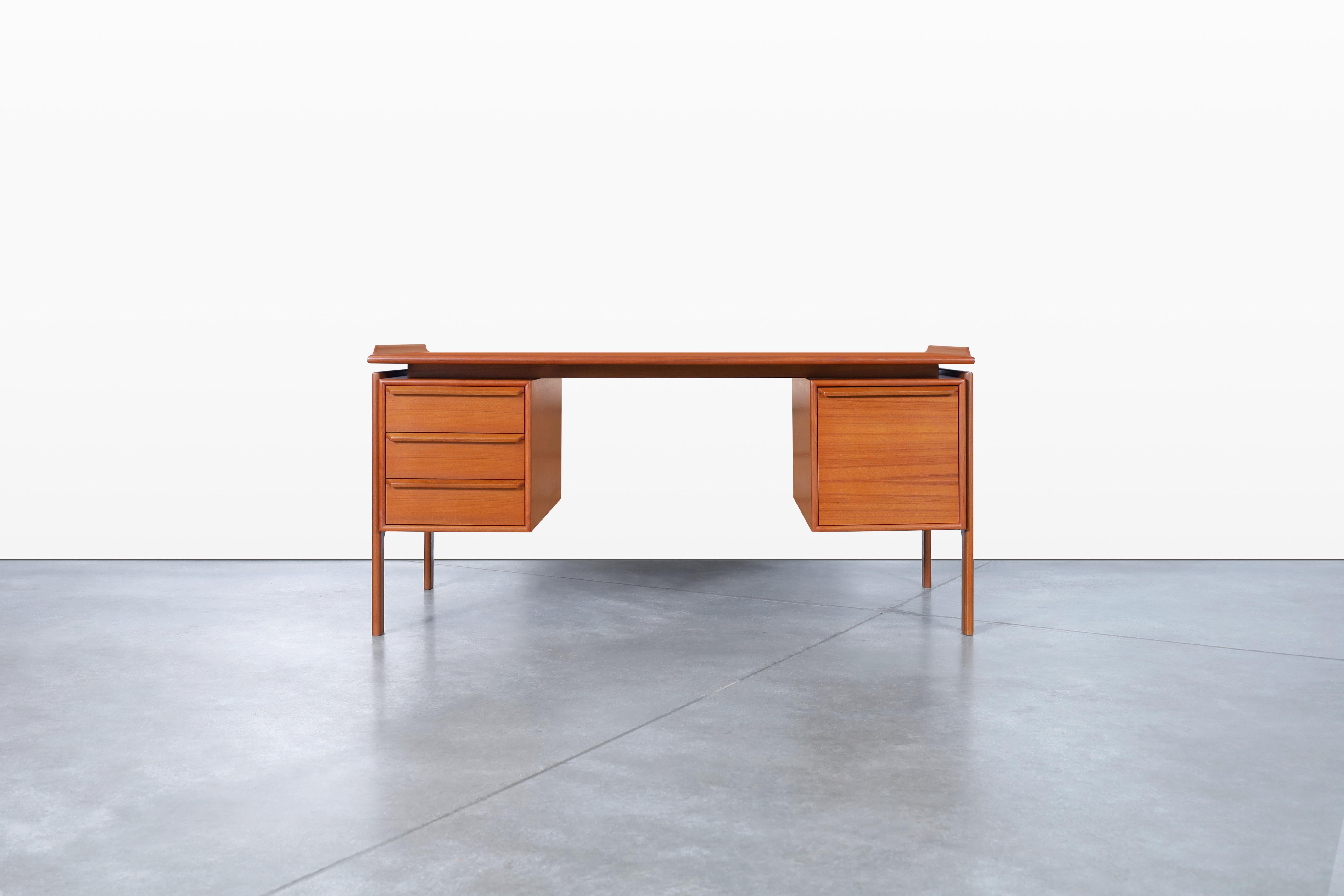 Wonderful Danish modern floating top teak desk manufactured by G.V. Møbler in Denmark, circa 1960s. This desk has an innovative design where you can appreciate the fine attention to construction details and the delicacy of each line that makes up